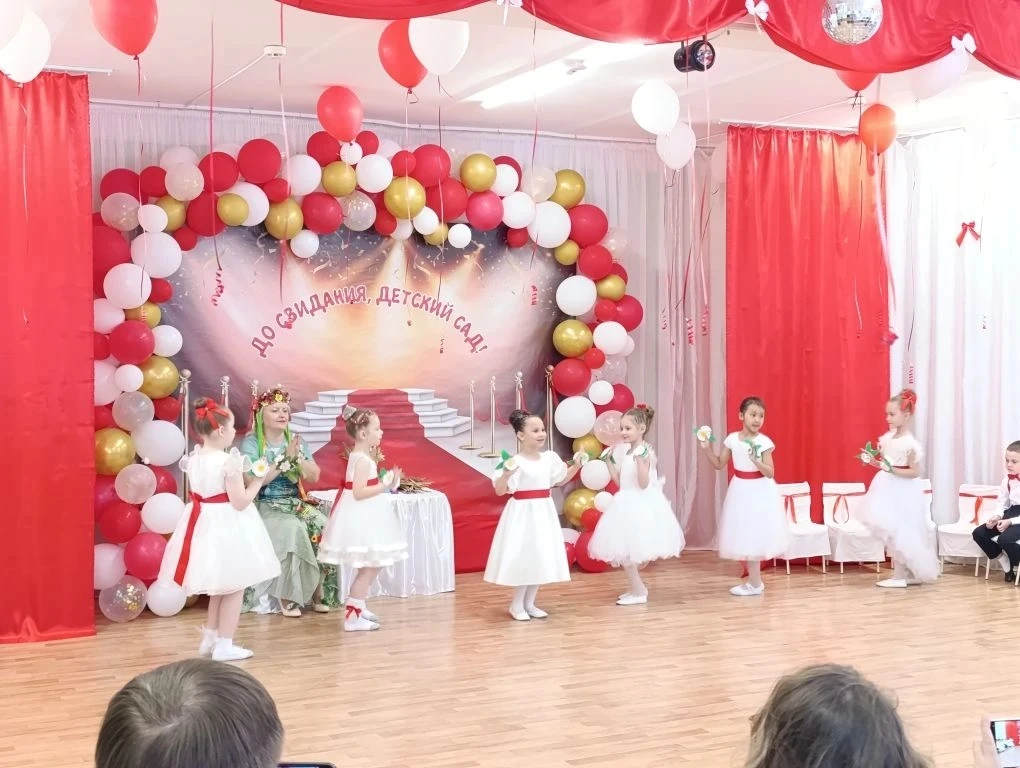 Выпускные торжества в детском саду стали настоящим праздником тепла, любви и светлых воспоминаний. Н