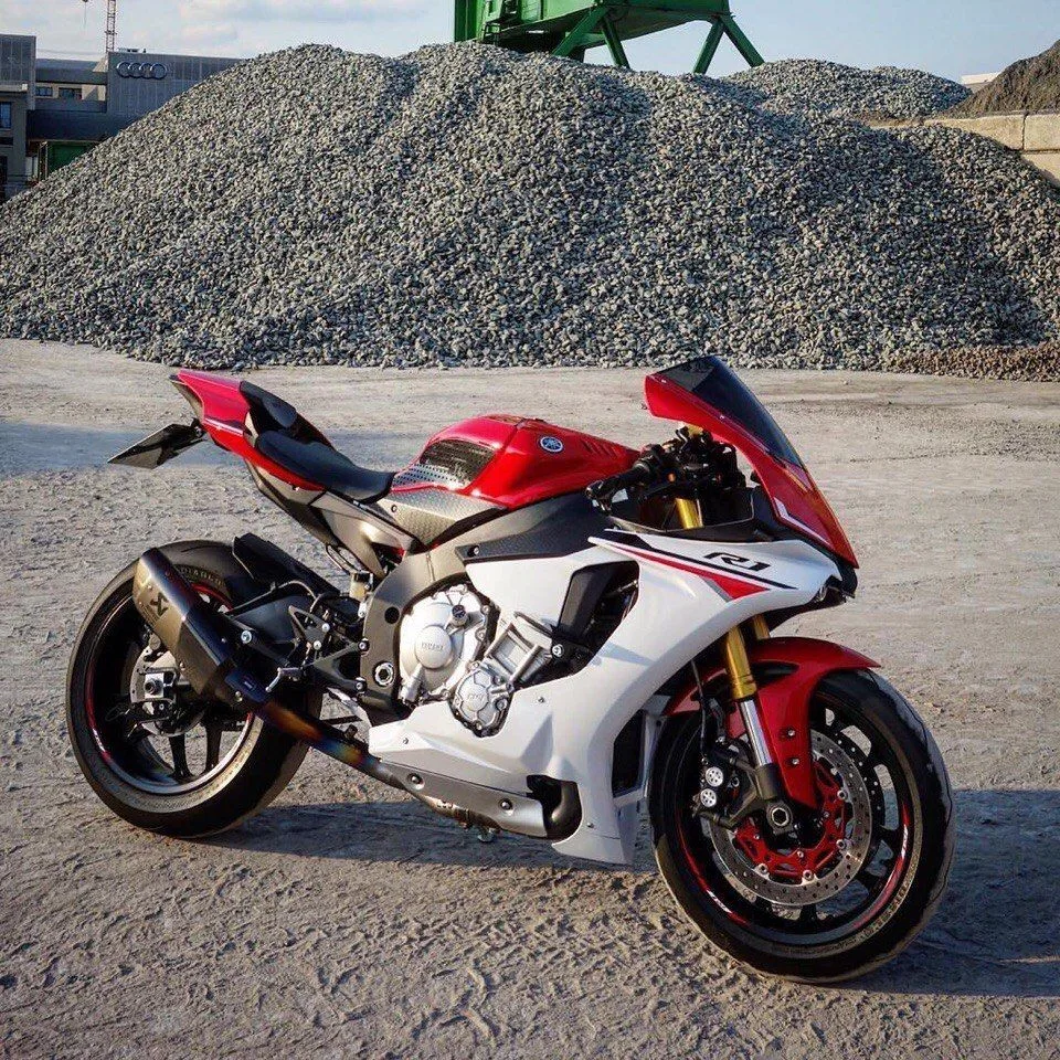 Yamaha R1 — icon of pure speed and precision 😎🏍️