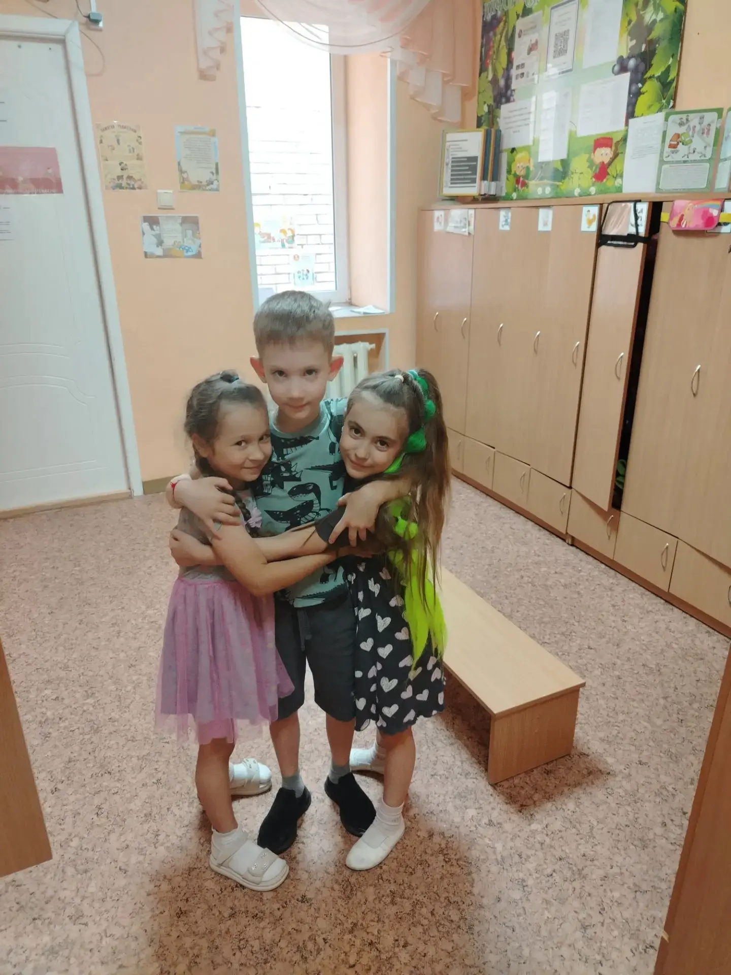 Воспитанники подготовительной группы «Ягодка» встретились после двухнедельного перерыва на ремонт. Д