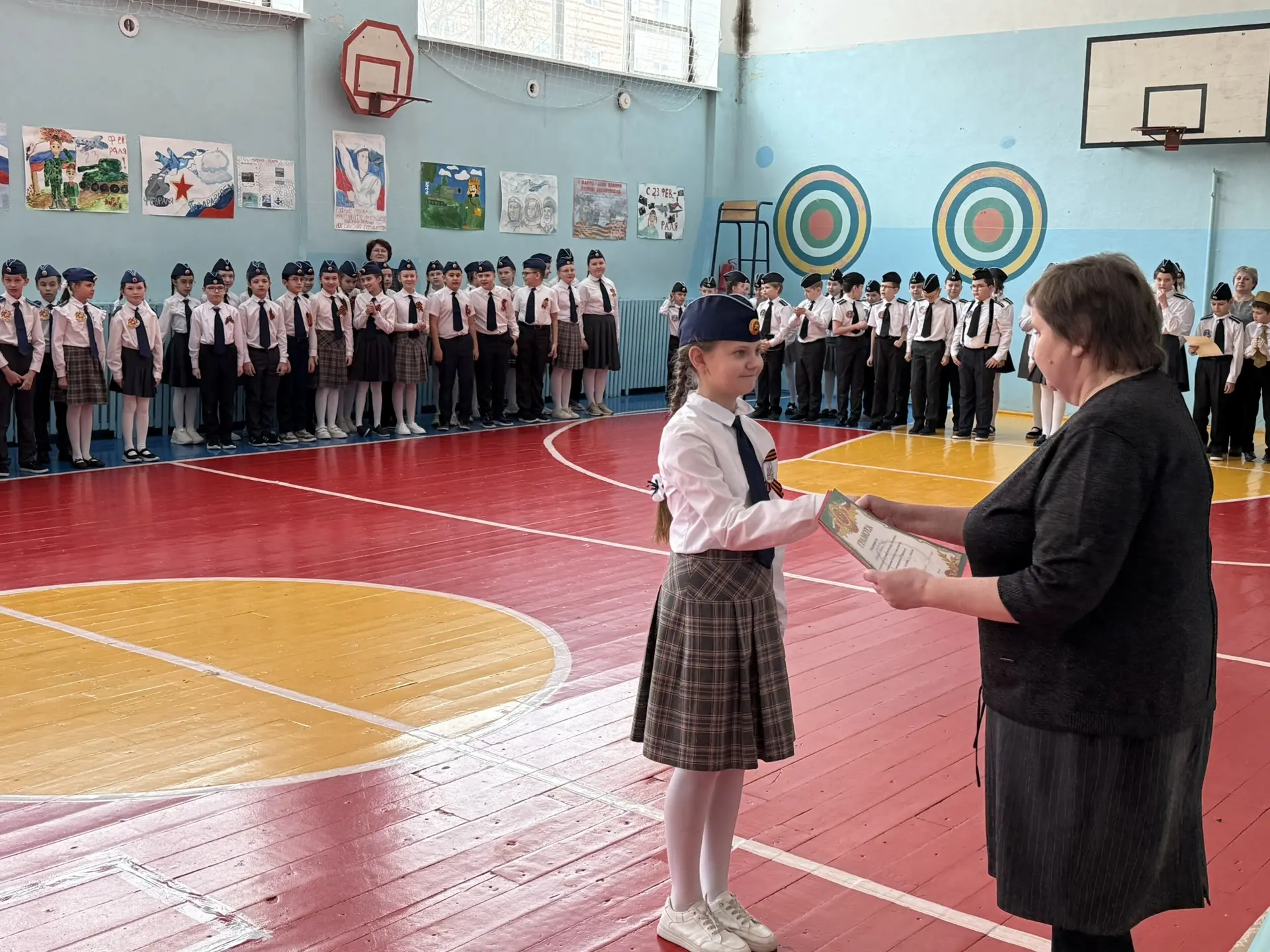 3-4 классы блестяще выступили на смотре строя и песни! Ровный строй, чистое пение и отличный командн