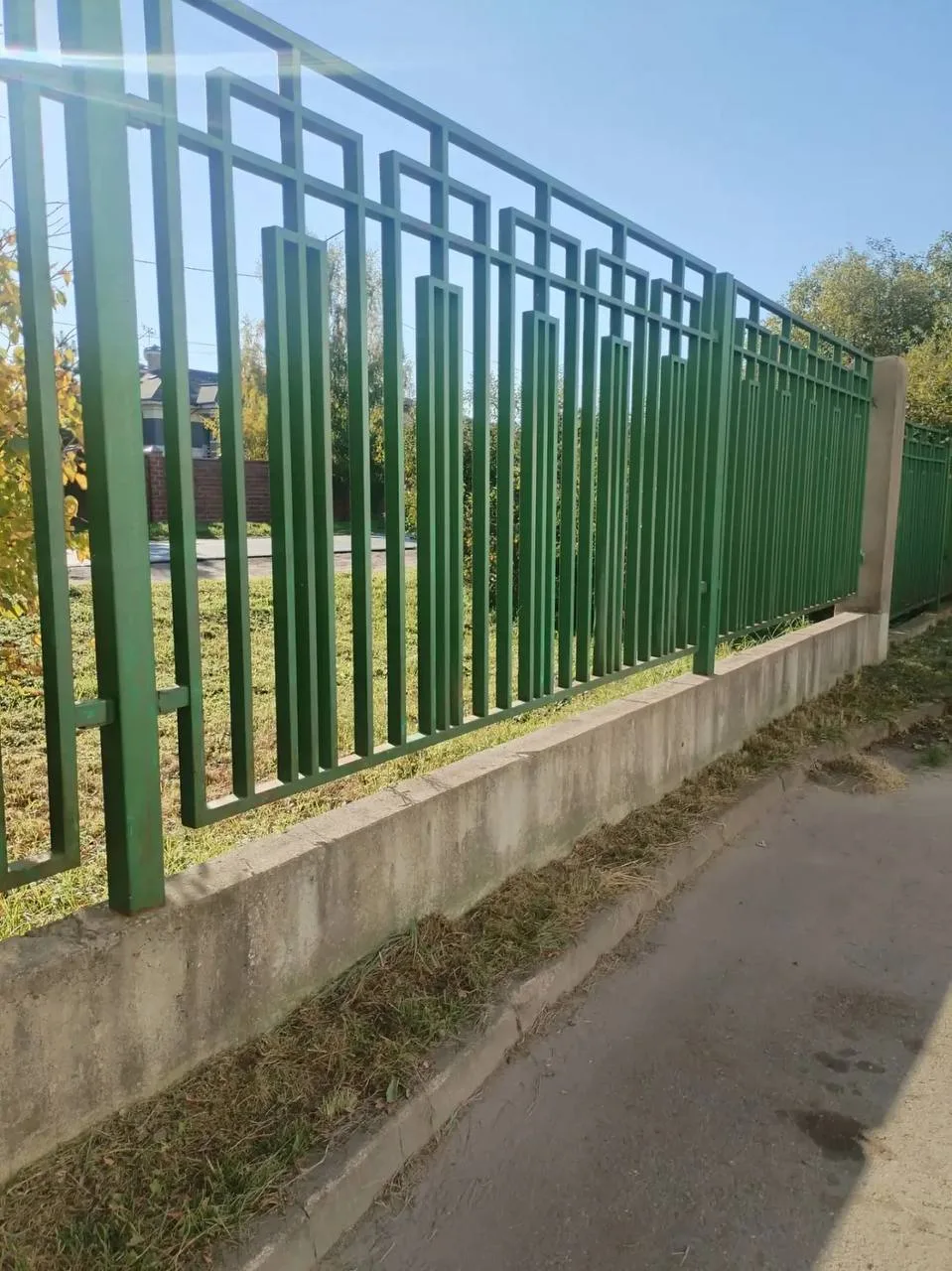 Уважаемые жители, сегодня на территории 2 корпуса начались работы по покраске забора.