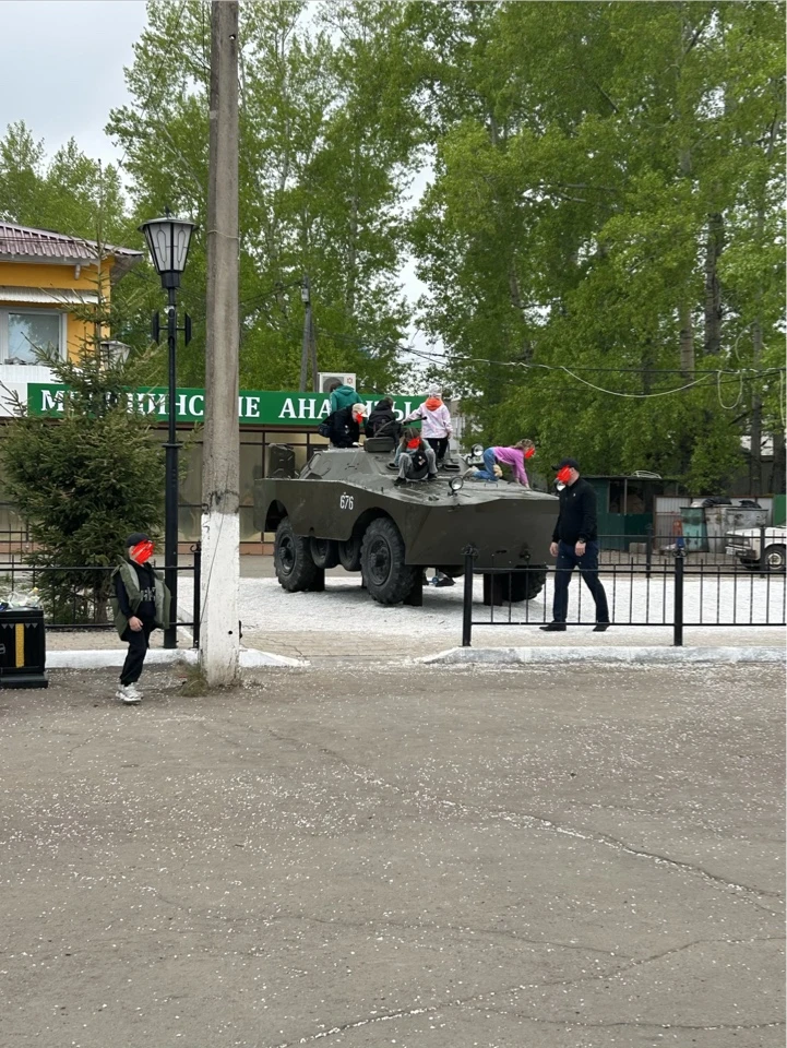 ПАМЯТНИК - НЕ ИГРОВАЯ ПЛОЩАДКА!