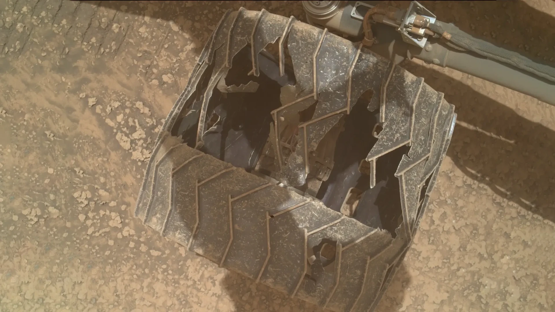 NASA опубликовало свежие снимки колёс Curiosity — и они выглядят так, будто марсоход гонял по битому