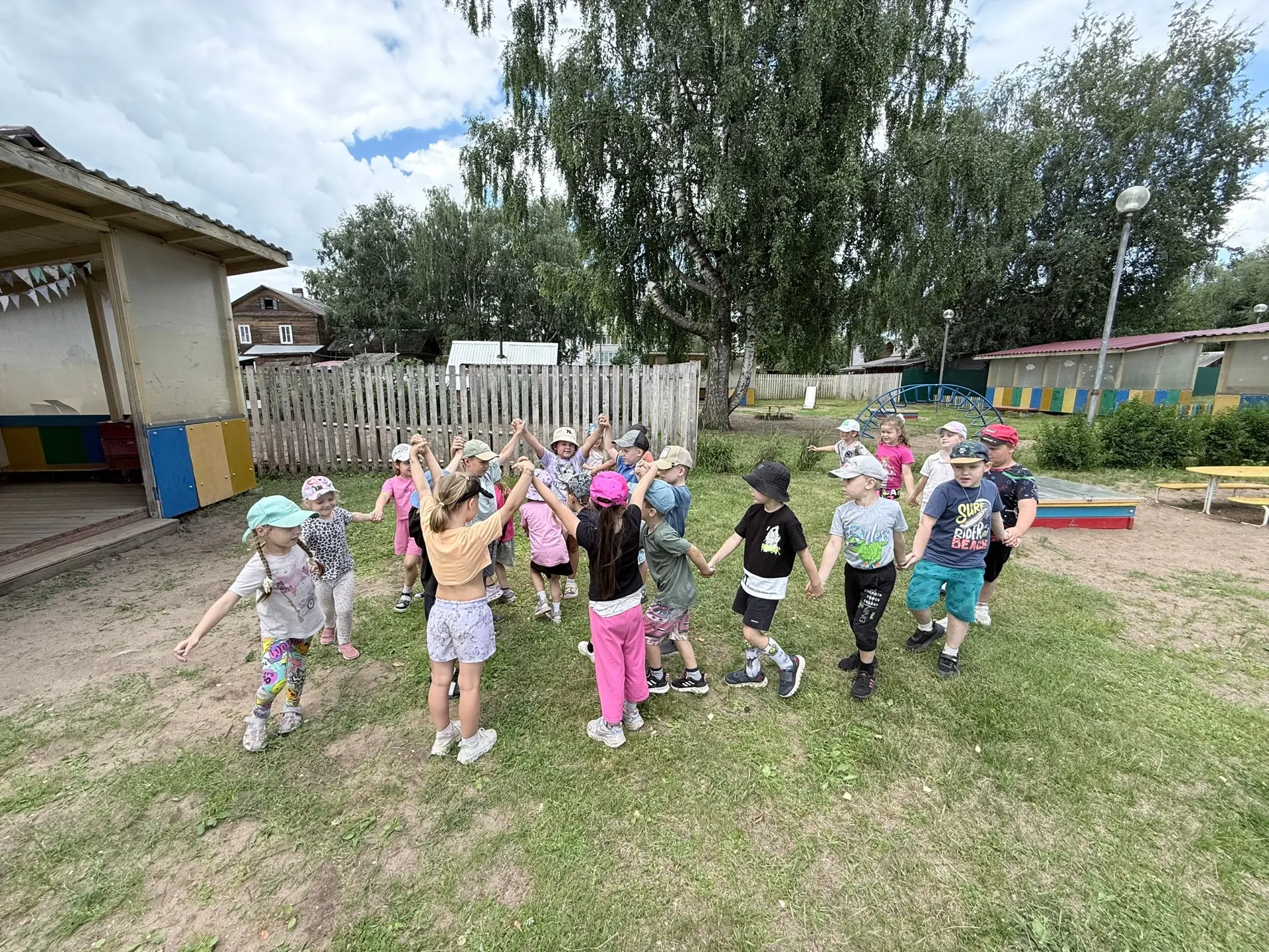 Лето — это радость! 🌞 Это тепло, забавы и развлечения на свежем воздухе!
Это счастье, дружба, игры 