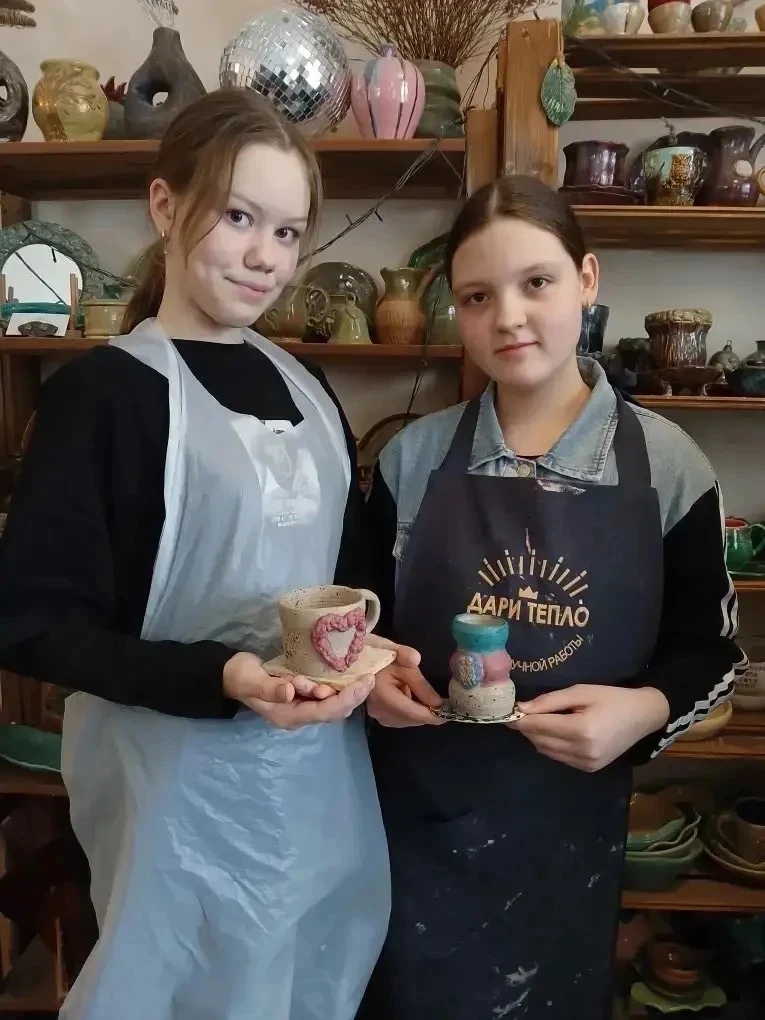 Творческий день в гончарной мастерской «Дари тепло»! 🏺✨  В понедельник ученики 5А и 6К классов окуну