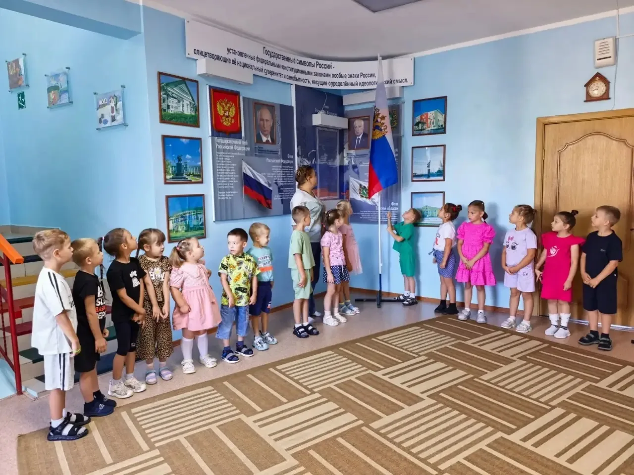 Даже летом мы сохраняем важную и торжественную традицию — еженедельную линейку с поднят...