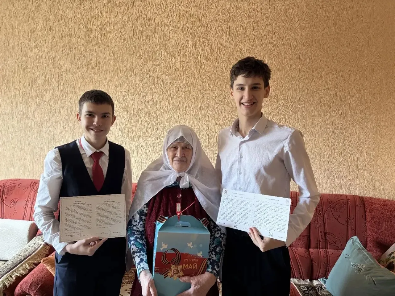 Подвиг в памяти, благодарность в сердцах ❤️   В канун празднования 81-летия ВОВ учащиеся и юнармейцы
