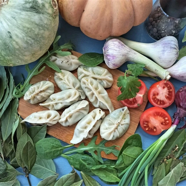 Вкусные постные вареники с картофелем и зеленью

Как-то раз леплю я вареники на кухне и думаю, что ж
