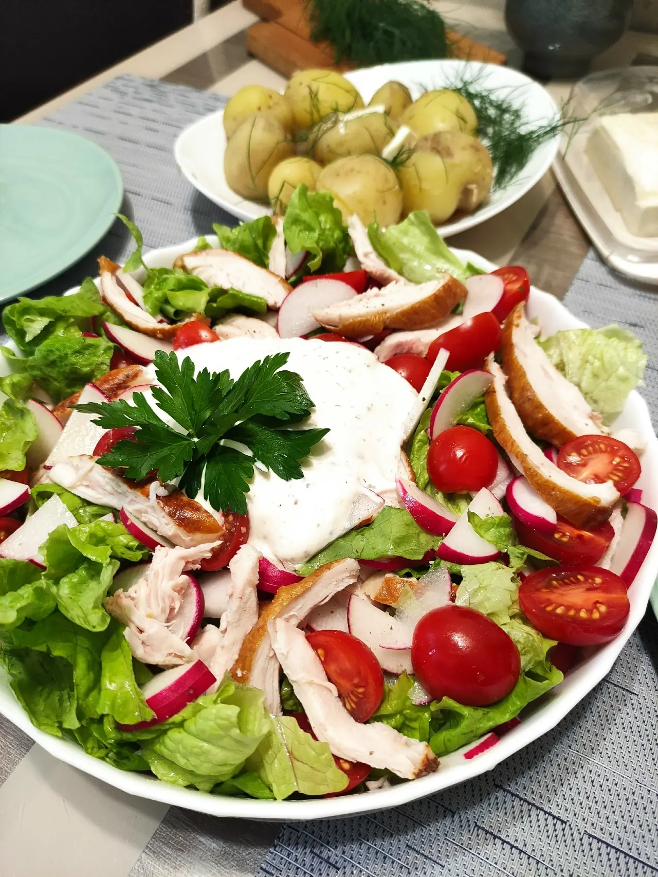 САЛАТ ИЗ КОПЧЁНОЙ КУРИЦЫ С РЕДИСОМ.