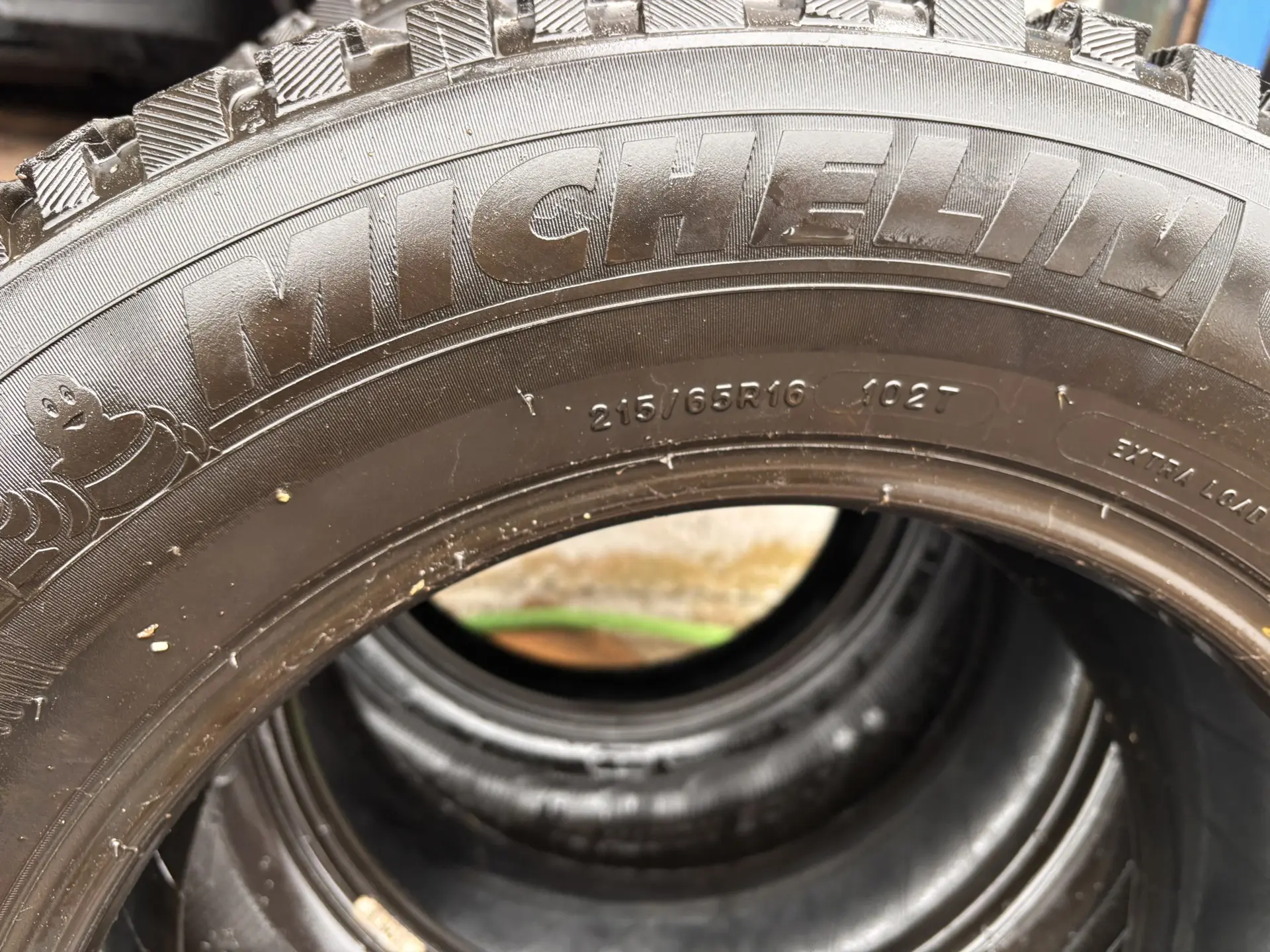 Продам зимнюю шифрованную резину mechelin 215/65r16 3 шт. 3 тыс. руб