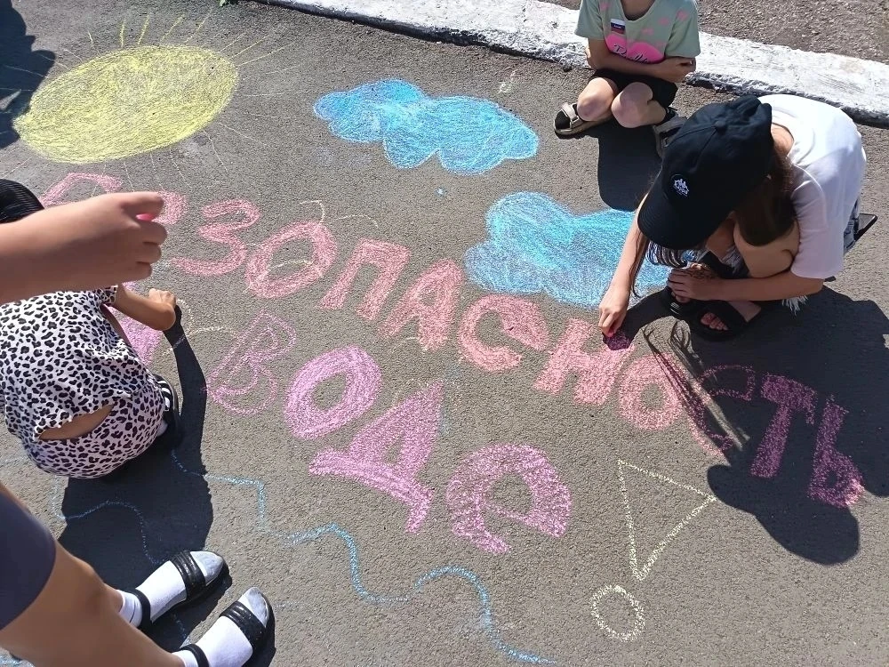 Дружные ребята
Пятнадцатого июня девчонки и мальчишки активно участвовали в игровой программе «Дружн