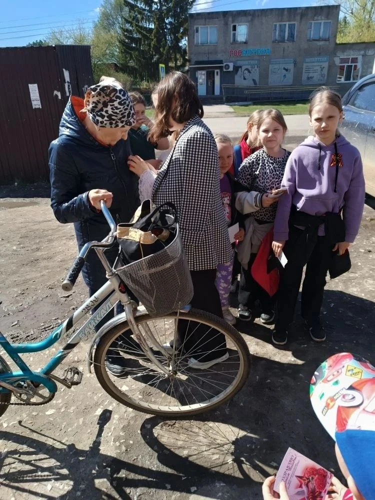 🌟 Волонтеры "Краски мира" провели акцию ко Дню Победы 🌟 
 
В честь великого праздника – Дня Победы