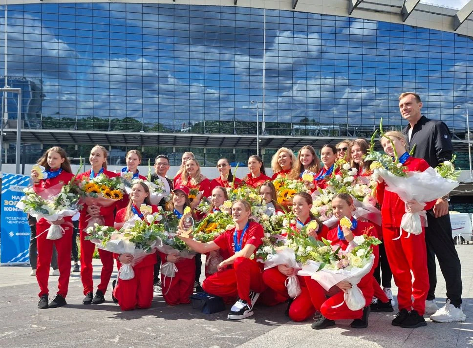 Внуково встречает чемпионов! На одном из бортов, ушедших на запасной аэродром в период ...