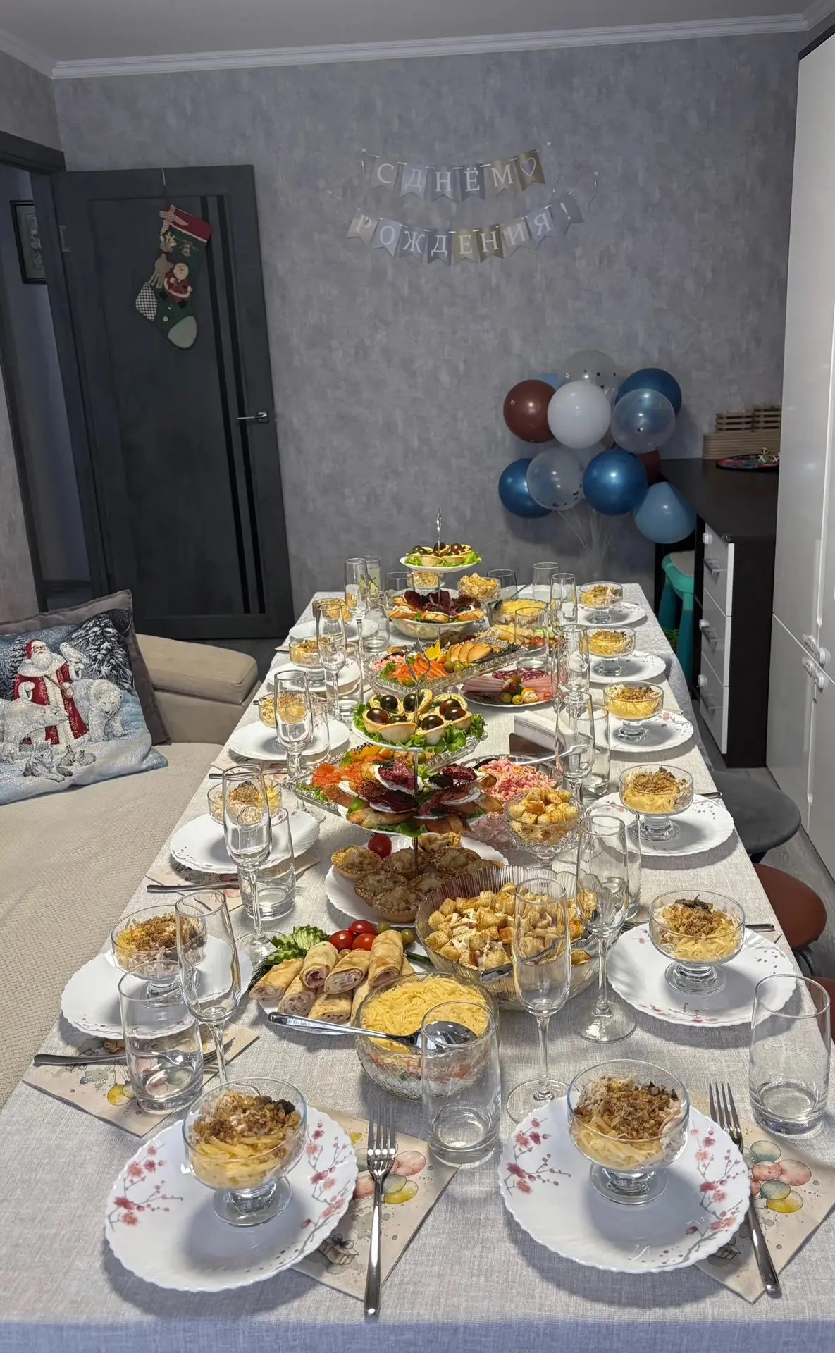 Выкладывала стол, когда праздновали 1 год сыну, в этом году 2 года празднуем) Стол на 13 взрослых и 