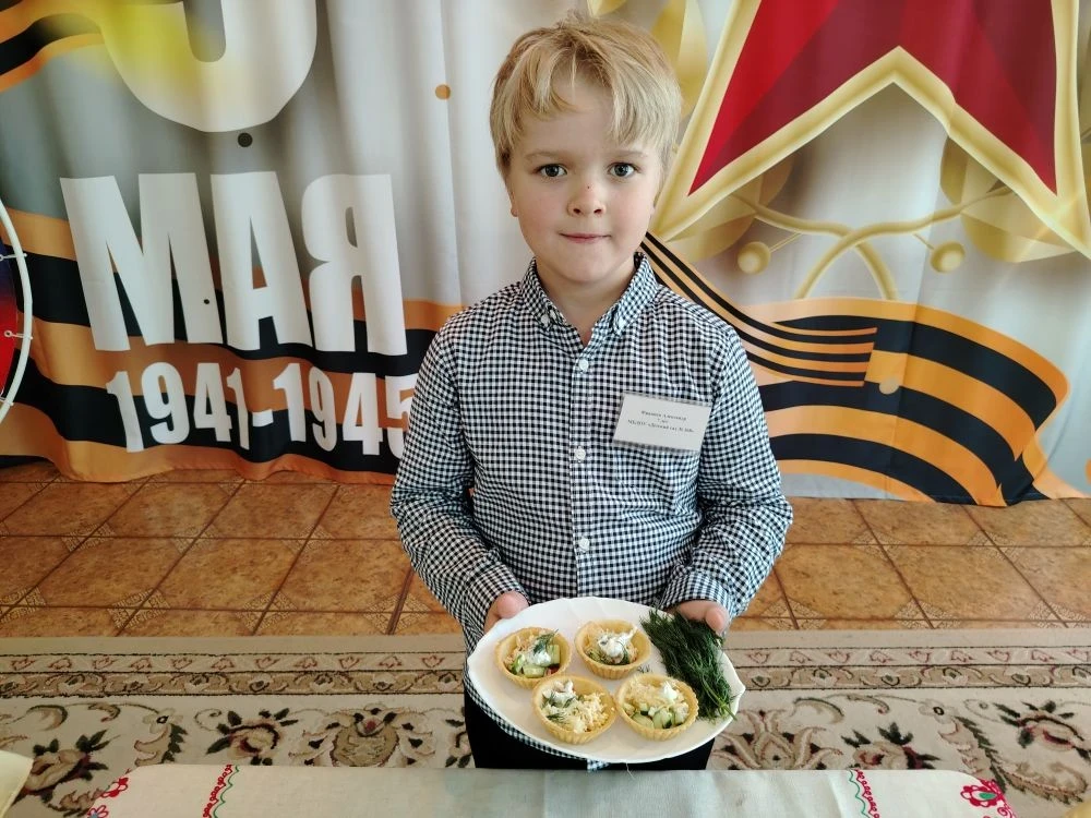 Знакомьтесь — Францев Александр], юный повар‑кондитер из МБДОУ "Детский сад № 368"! ✨
Наш юный талан