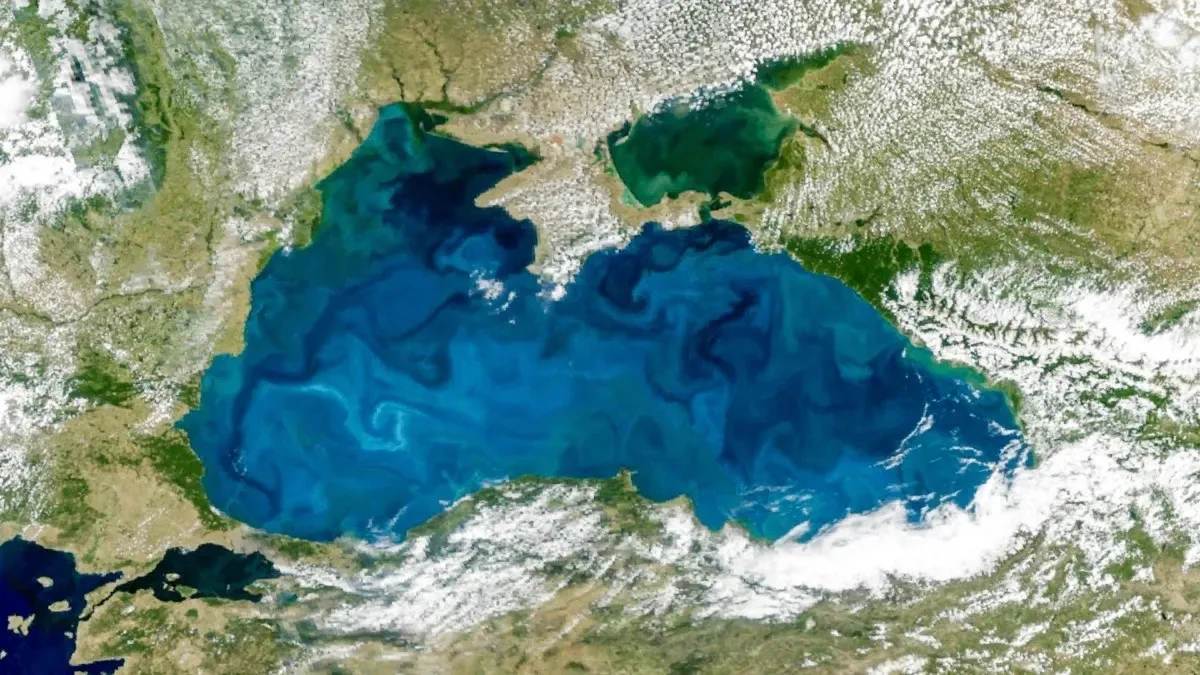 Спутник PACE обнаружил уникальное цветение Черного моря, окрасившее его воды в бирюзовый цвет.
Орбит
