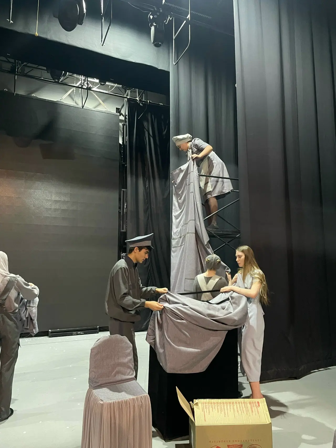 ОДИН ДЕНЬ С ТЕАТРОМ 🎭   Театральная студия «Шум за сценой» большим коллективом приняла участие в Меж