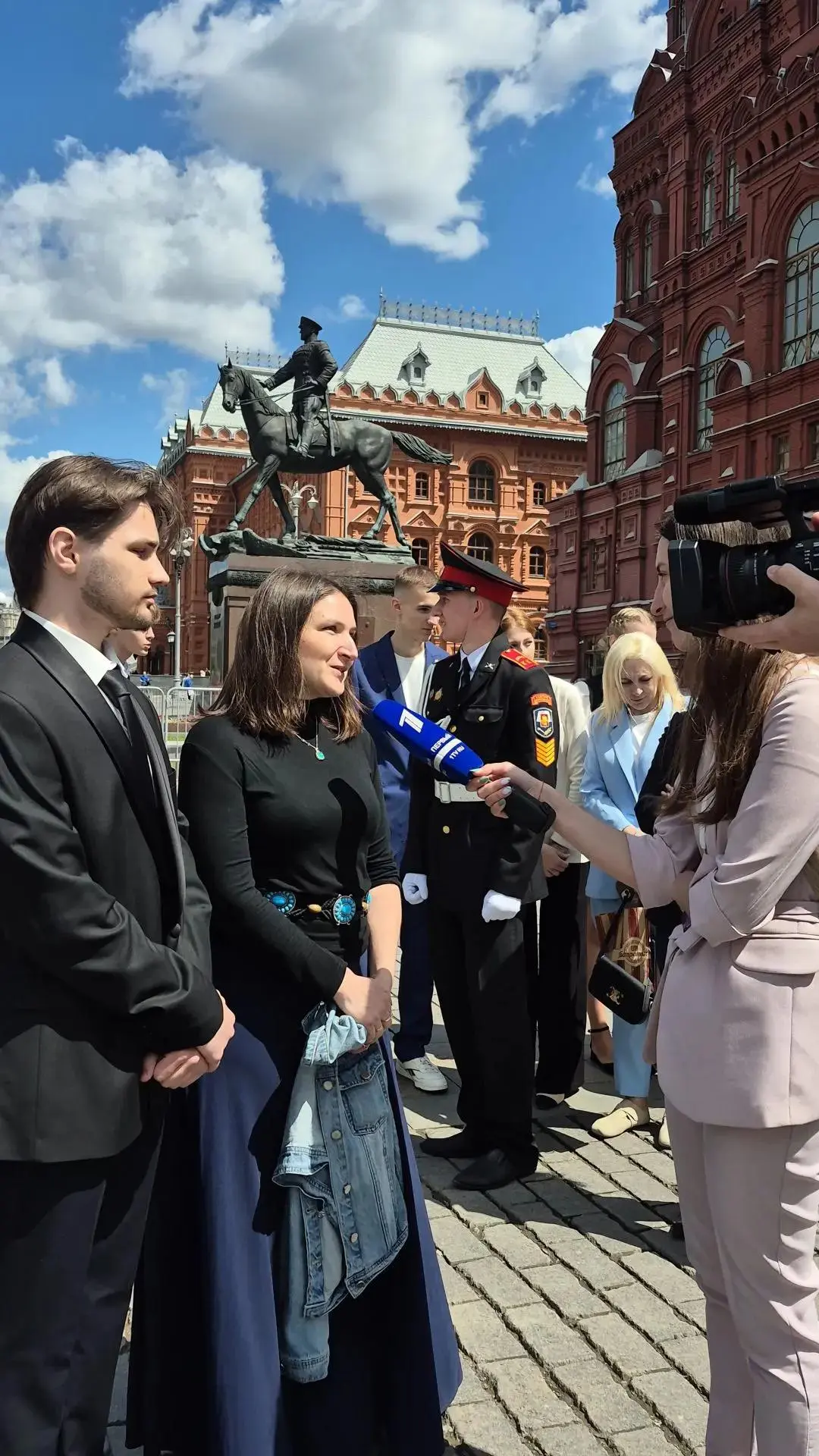 Вечная память героям 🇷🇺

🌹 26 июня выпускники школы №1862 Тимофей и Олеся возложили цветы к Могил