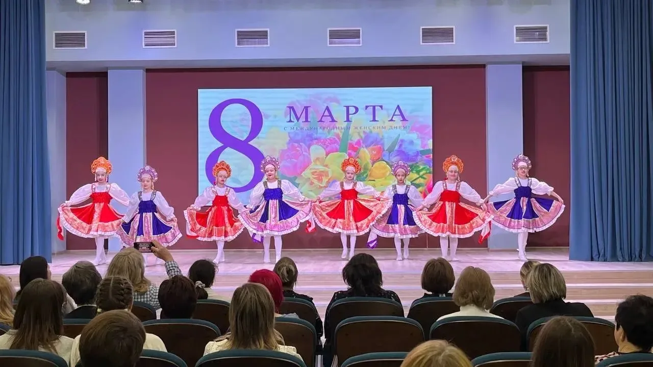 Сегодня обучающиеся МАОУ «Школа №10»города провели праздничное мероприятие, посвящённое Международно