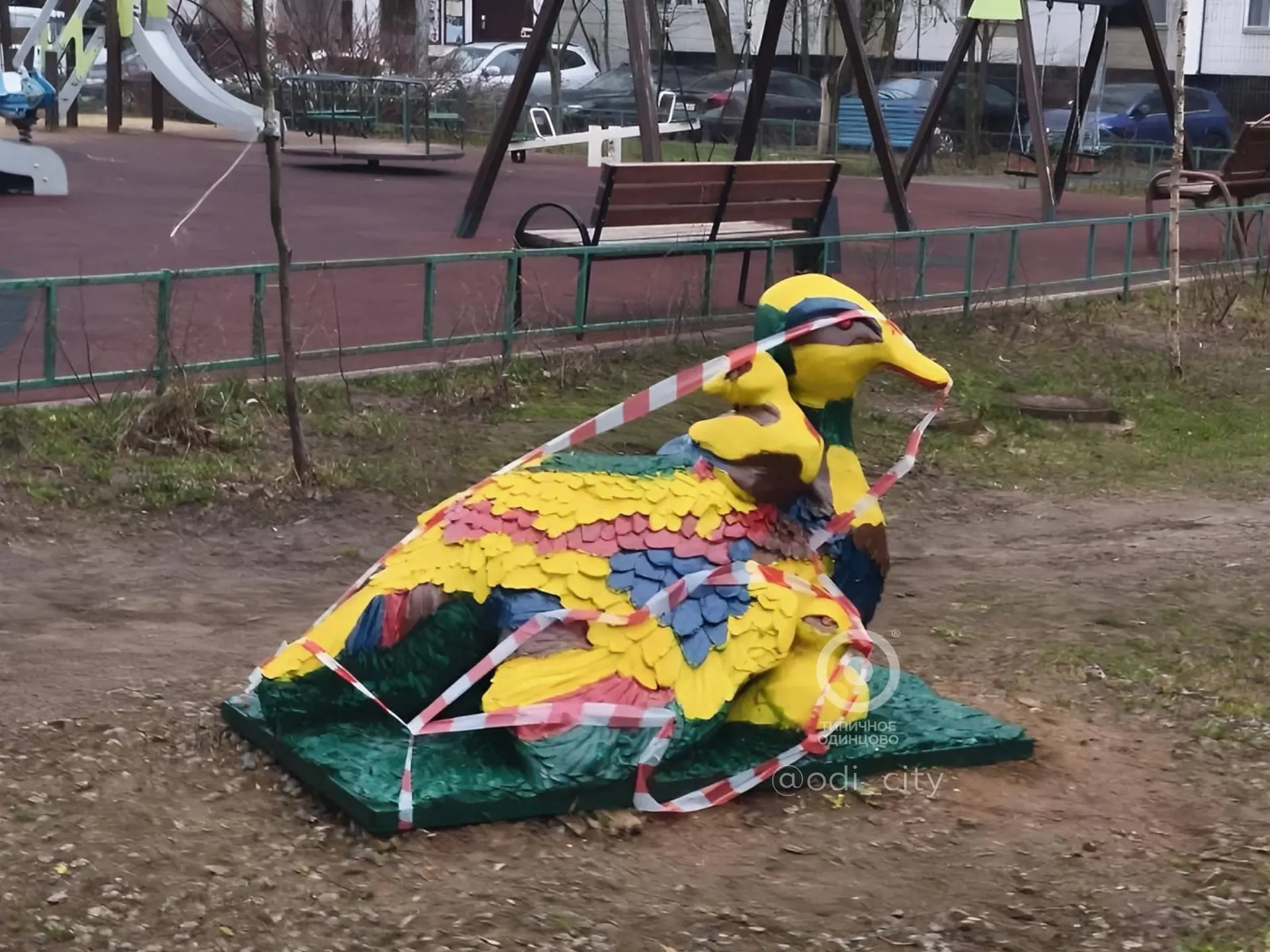 🎨 Ещё одну нестандартно раскрашенную фигуру обнаружили местные жители у дома №161 на Можайском шоссе