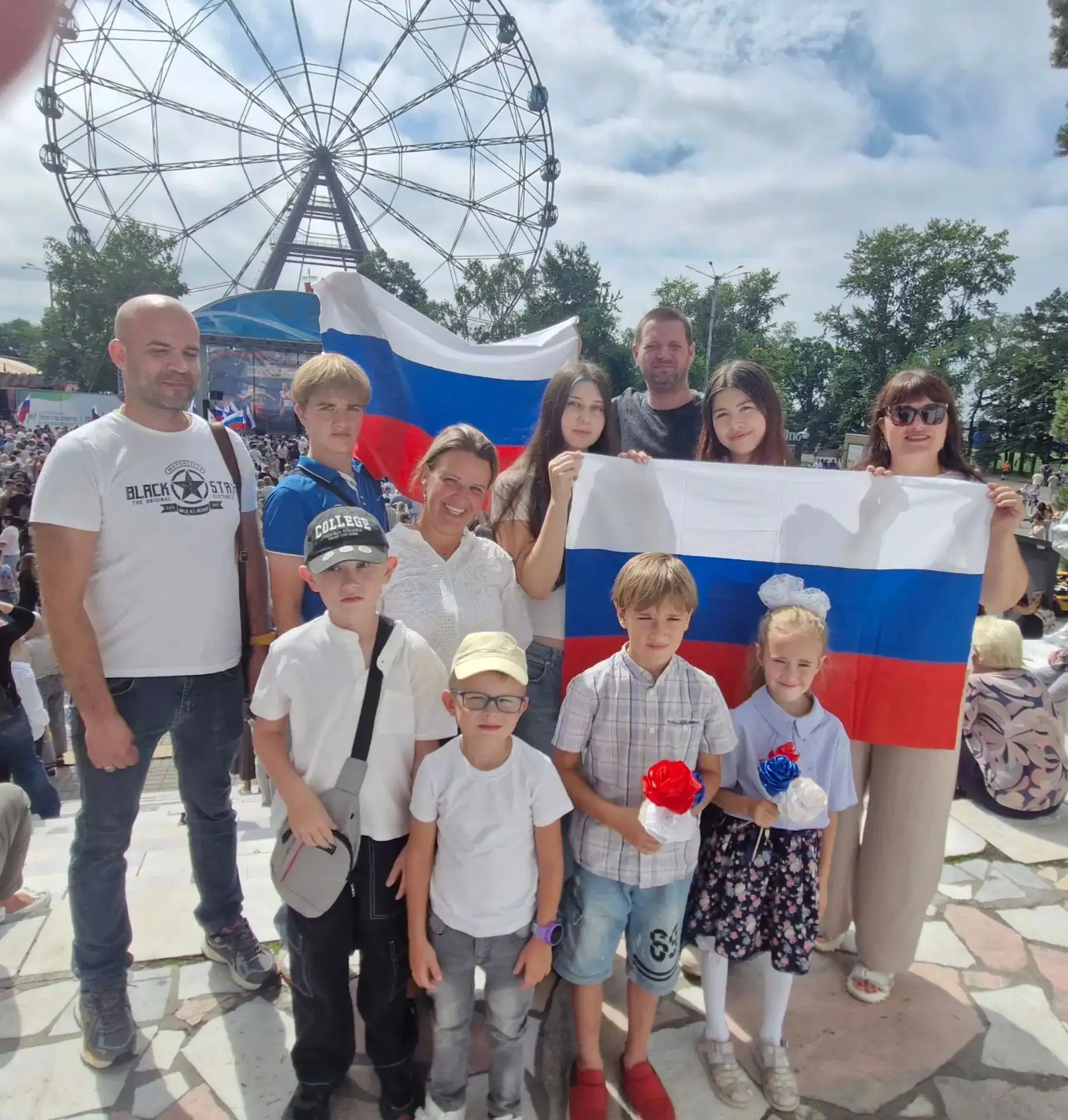 Родители, дети и педагоги нашей школы на праздничном мероприятии, приуроченном Дню Госу...