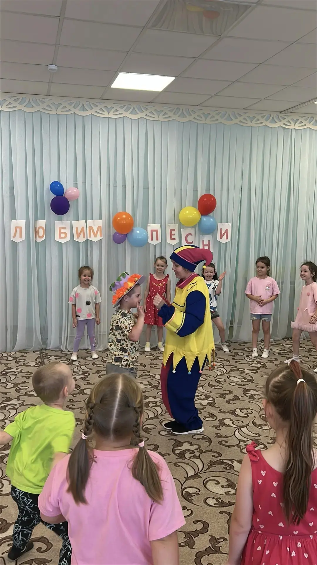 Мы любим песни: Праздник музыки в детском саду

Мир детства наполнен звонкими голосами, смехом и, ко
