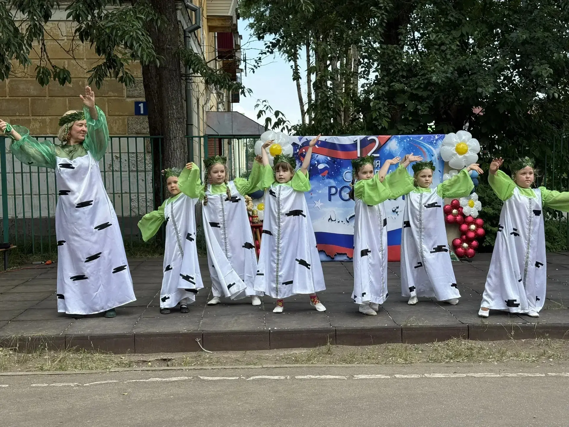 Мы живем в стране могучей,
Самой дружной, самой лучшей.
Страну, в которой мы живем,
С любовью Родино