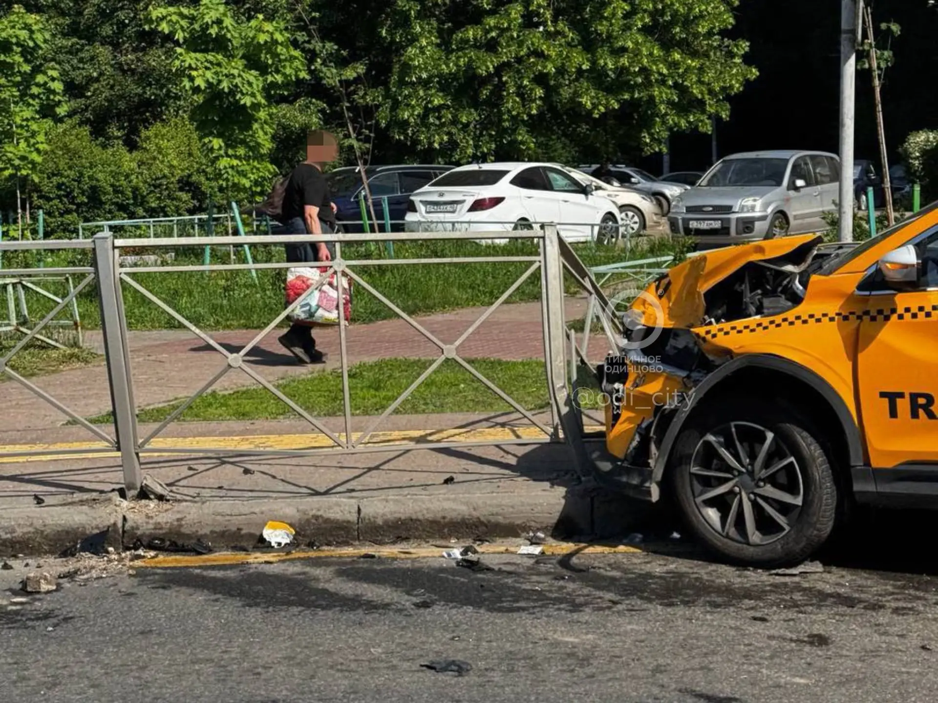 🚕 Такси влетело в дорожный забор на Можайском шоссе в районе УВД  Подписаться на @odincovo_mosoblast