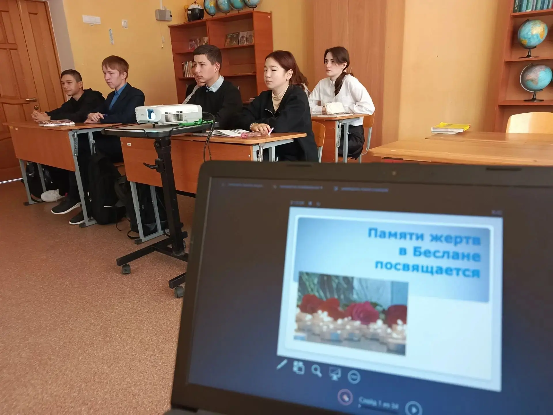 Сегодня в МОБУ СОШ д. Штанды прошли классные часы, посвящённые Дню солидарности в борьб...