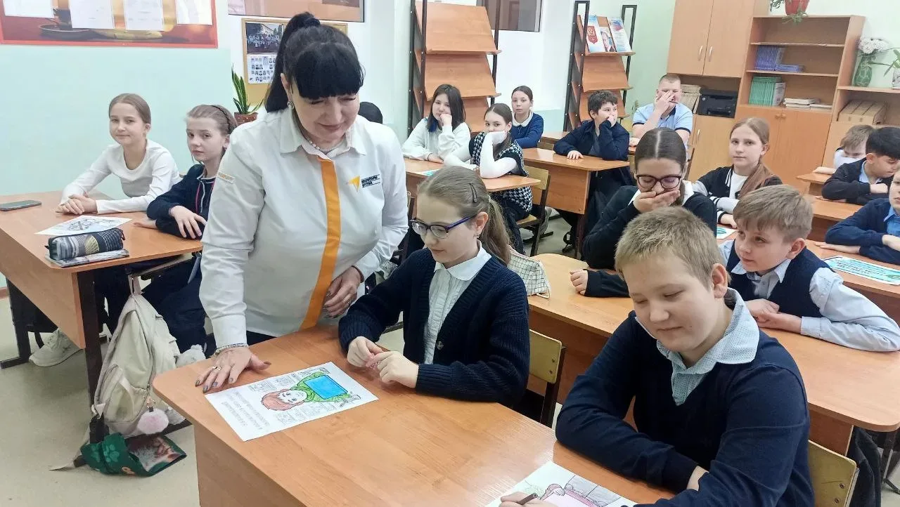 Утро понедельника в нашем лицее началось традиционно: торжественная церемония поднятия флага и испол