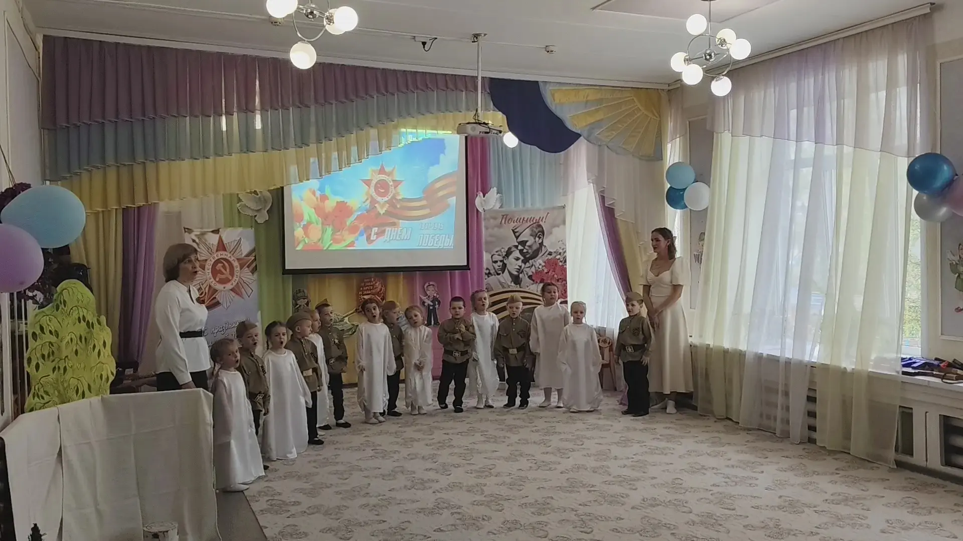 🕊️🕊️🕊️
Пусть летит от края и до края
Голубь мира - белое крыло,
Черной силы тучи разгоняя,
Пусть 
