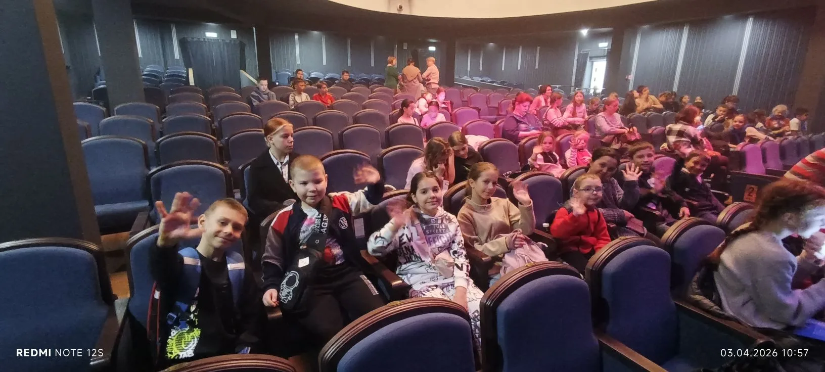 Театральный день в лагере — приключение на колесах! 🎭🚌  После бодрящей утренней зарядки и традиционн