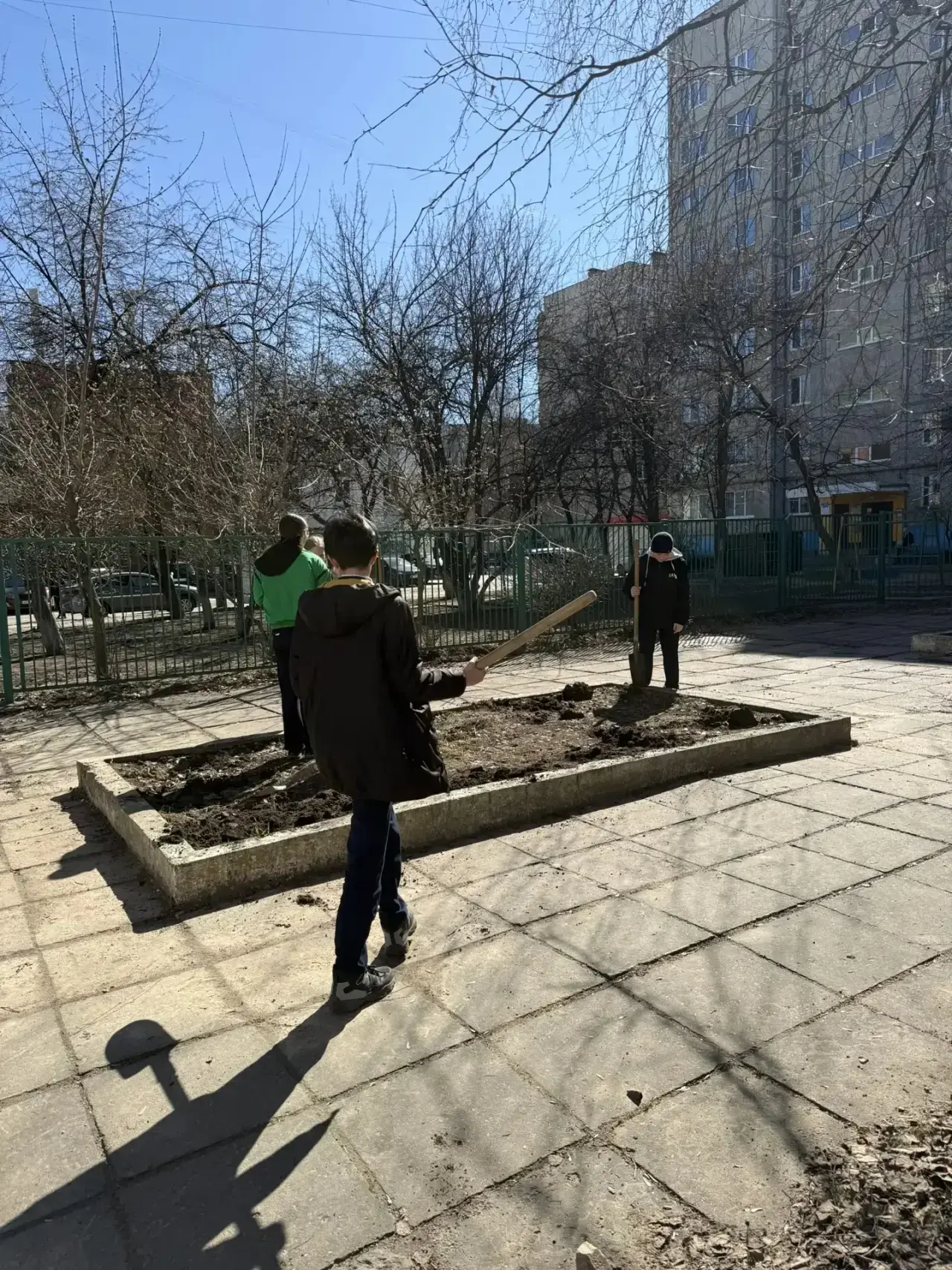 Субботник в лицее: вместе делаем мир чище!  Сегодня в лицее царит особая атмосфера — здесь даже самы
