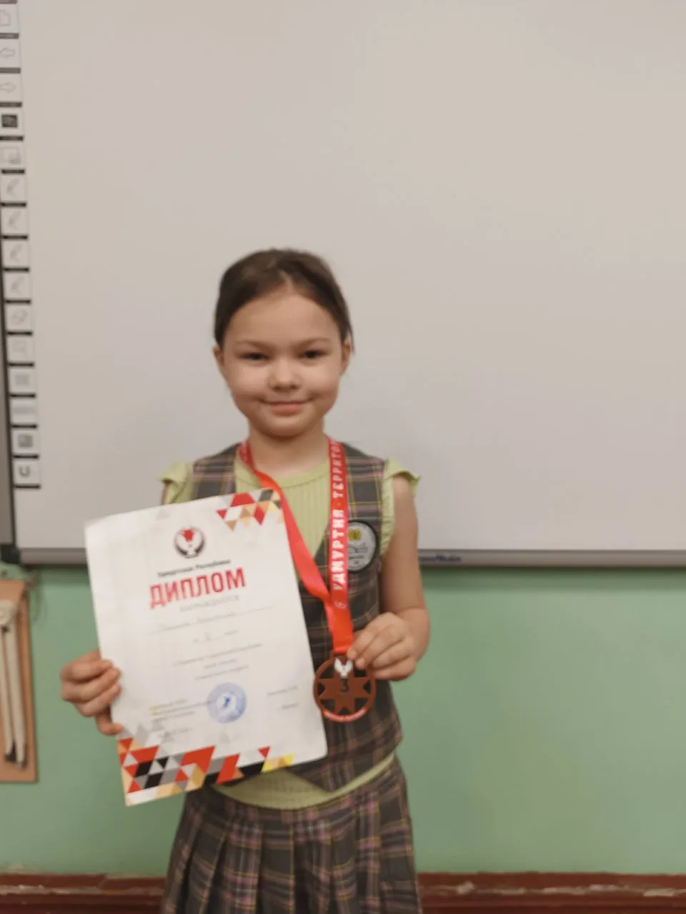 Ученица 3 " Б" класса школы Анастасия Липина стала обладательницей диплома за третье место и бронзов