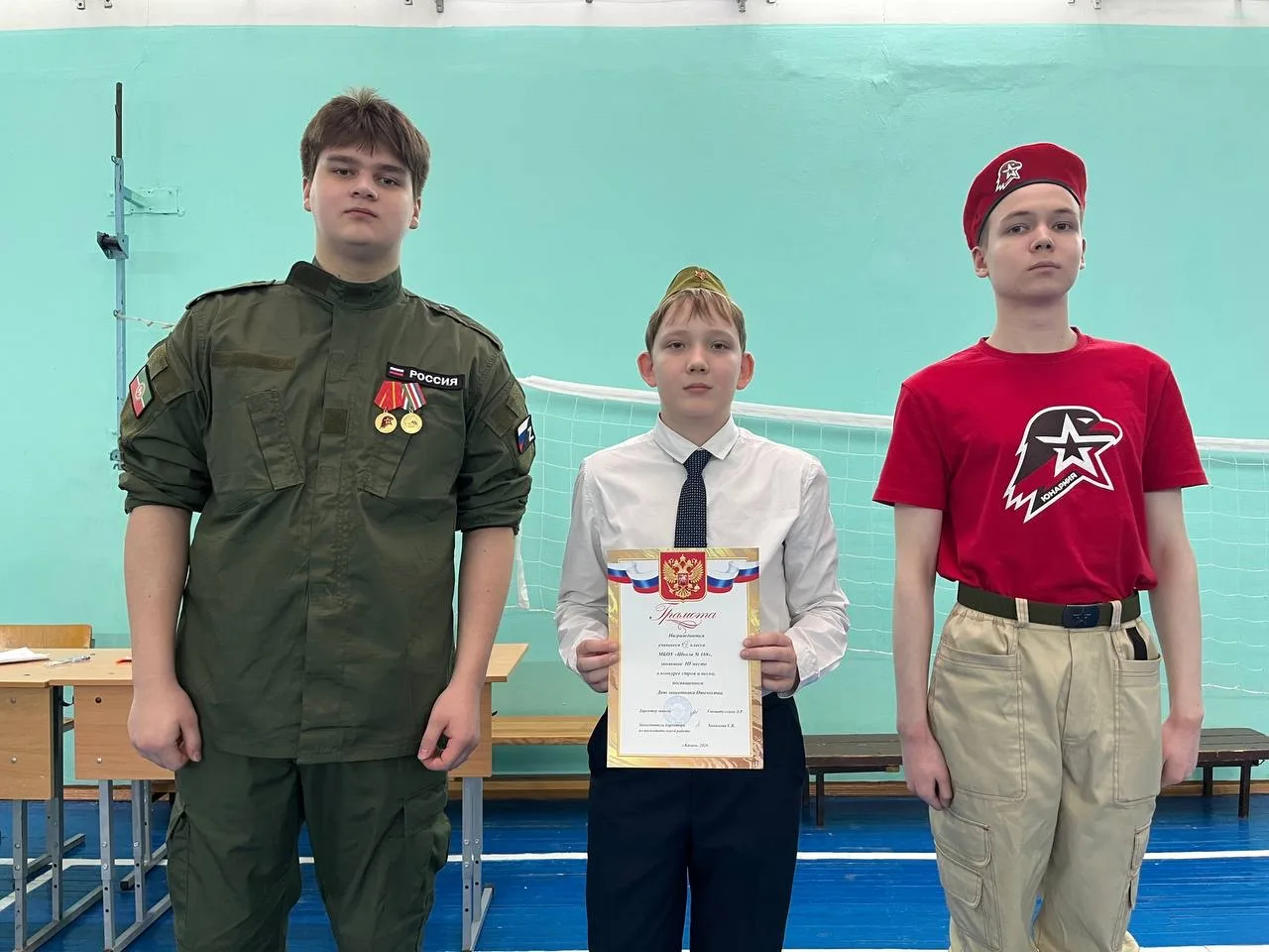 3-и и 5-е классы на смотре! 🥁  Сегодня в школе прошёл смотр строя и песни для 3-х и 5-х классов. 🌟  