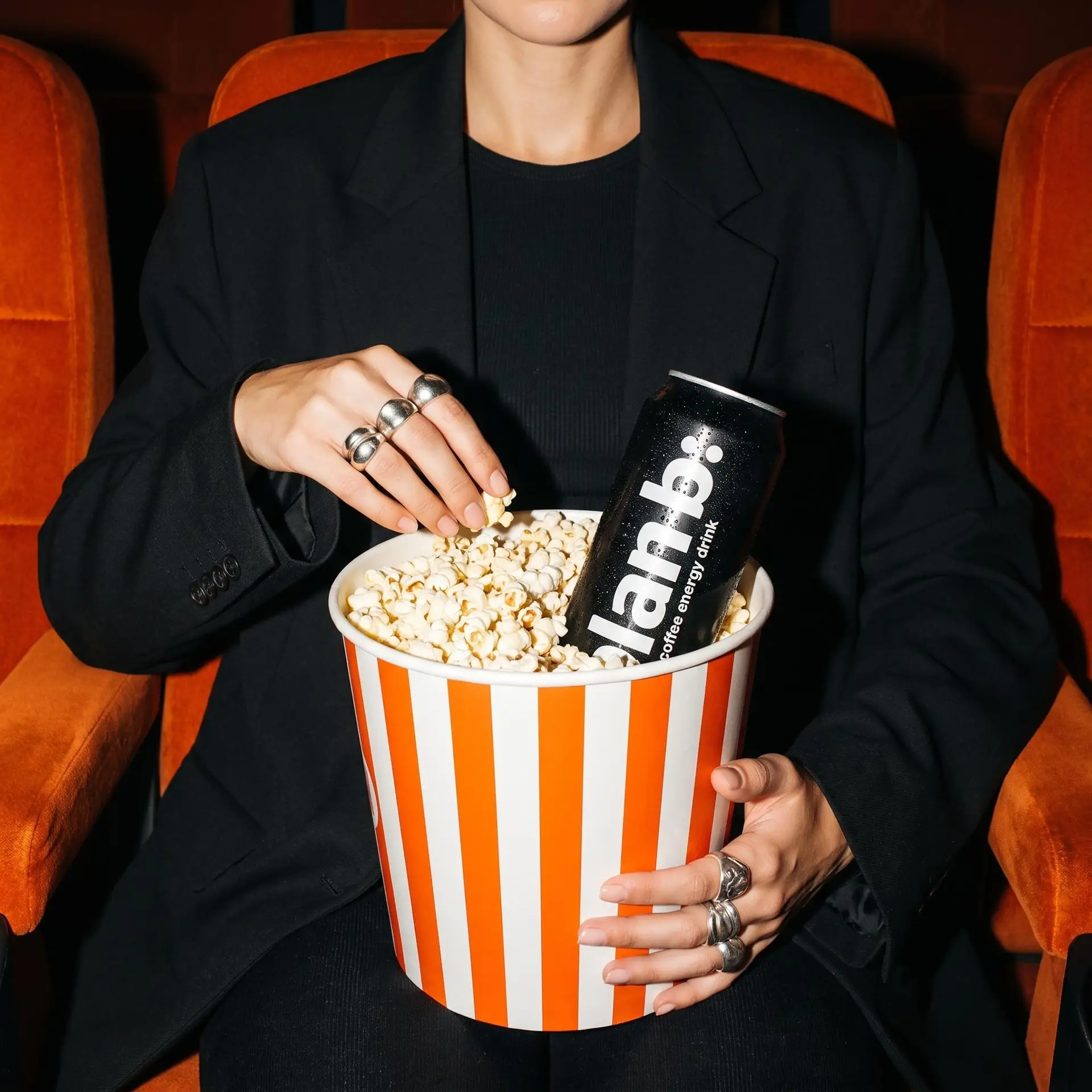 Планы на вечер?

У нас всё просто: попкорн, plan b: и хорошее кино 🍿

🎬 Делитесь в комментариях св
