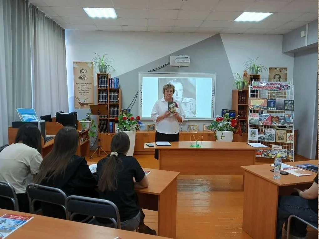 Шел в атаку яростный сорок первый год…
 
На большом экране в читальном зале Месягутовской центрально