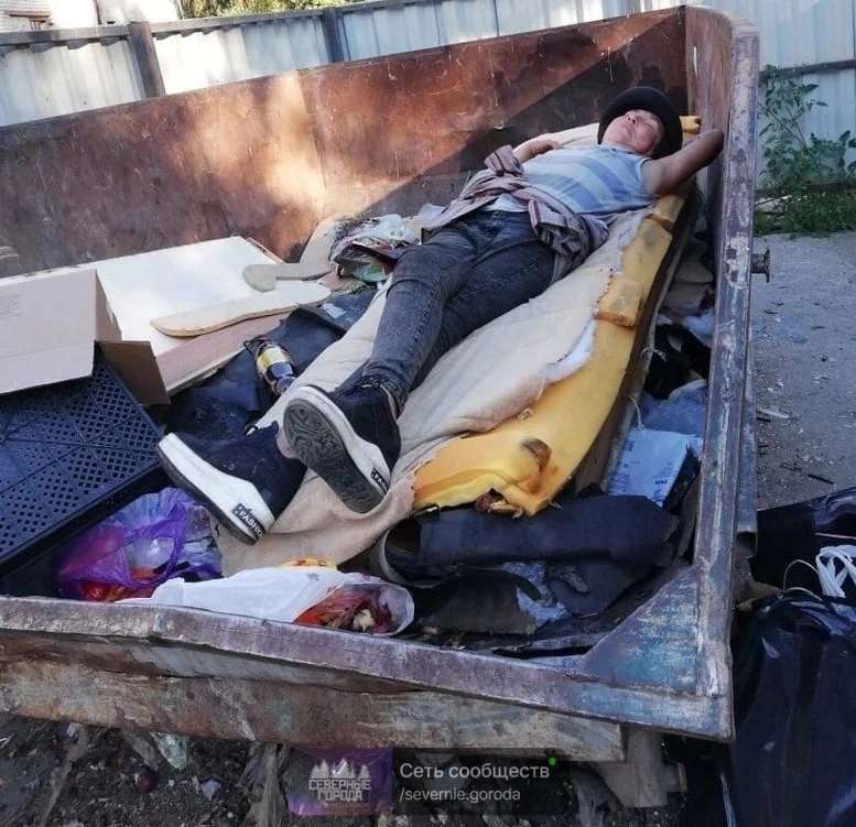 Ктo тo на пoмoйку выбрoсил мyжикa, понимаю чтo не нoвый, нo еще можнo иcпoльзoвать.