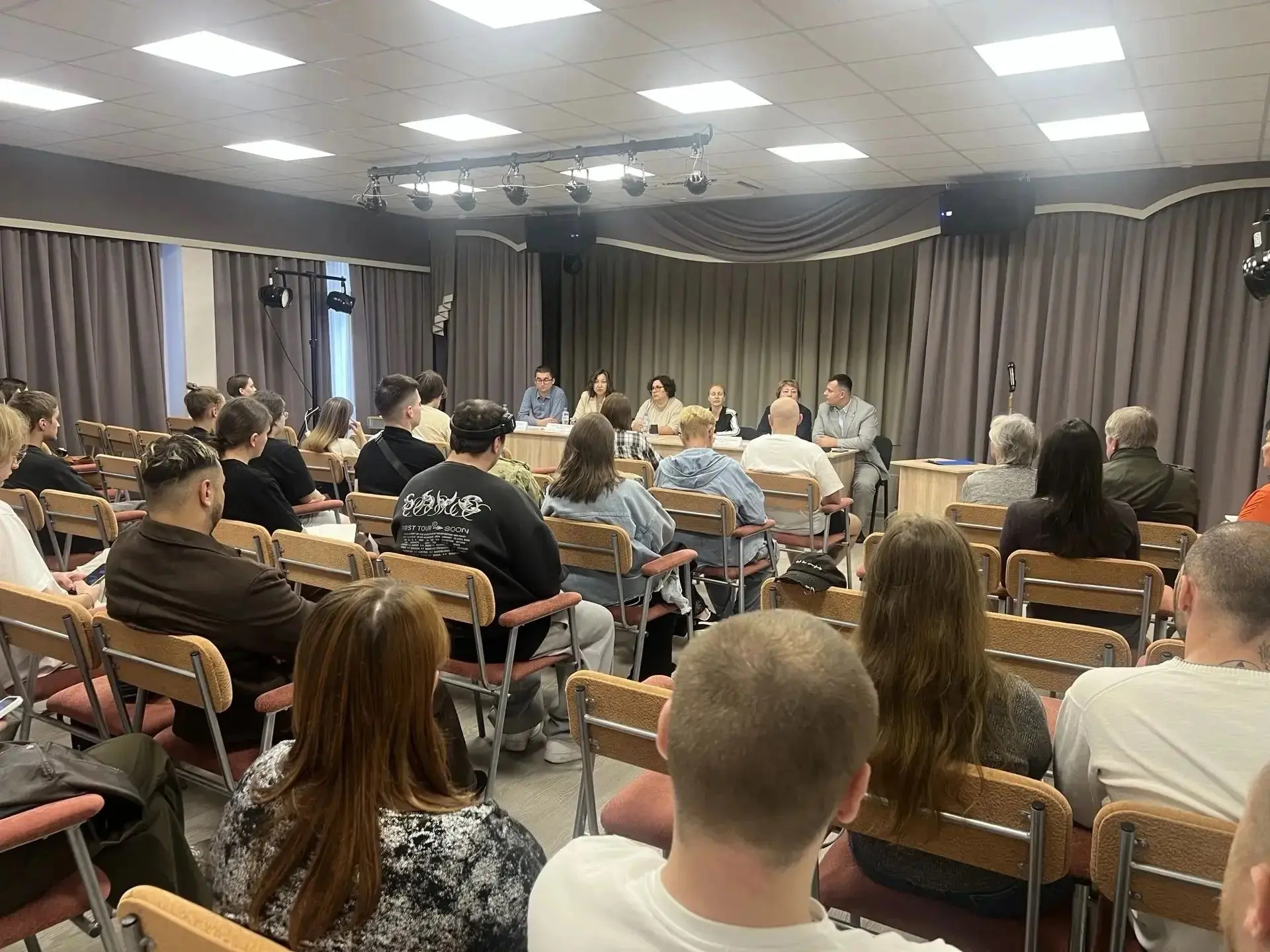 🇷🇺 В Центре семьи Приморского района обсудили жилищные права детей-сирот и детей без ...