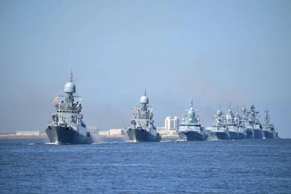 ПРАЗДНИК ФЛОТА

Играют старинные марши, которые рождают в нашем воображении картины флотских виктори
