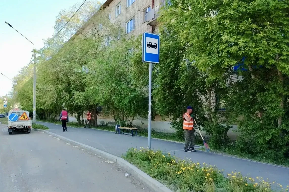 Сотрудники ООО «Авелина» очищают остановки общественного транспорта в Черновском районе города Читы