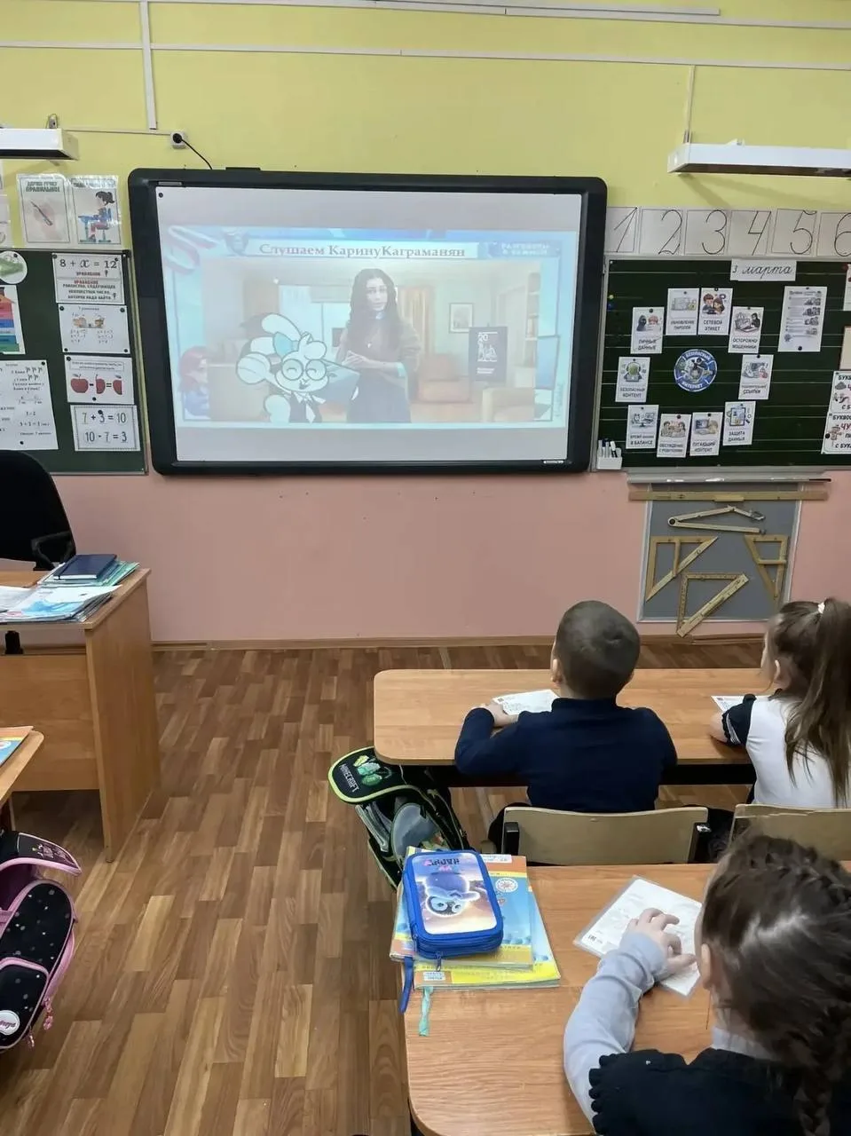 🇷🇺 Традиционная церемония поднятия Государственного флага и исполнение гимна РФ задали правильный,па
