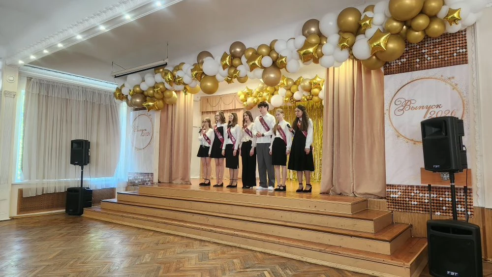 🔔 Последний звонок в 9-х классах: позади важный рубеж! 🎓✨  Это было легко, красиво и по-настоящему т