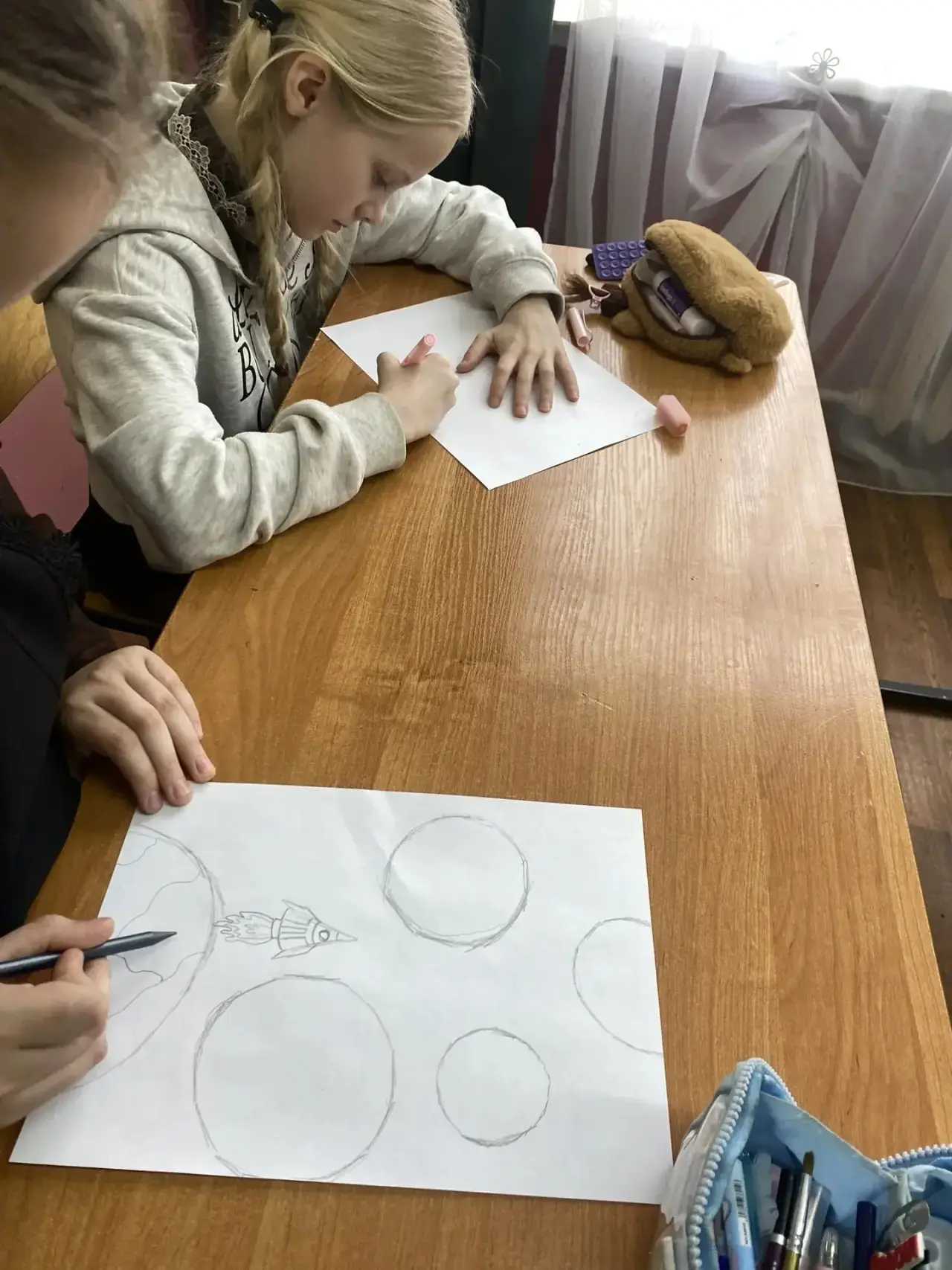 🚀 Крылья Мечты: Космос в Руках Юных Художников! 🚀 Сегодня, в преддверии Дня космонавтики, наш 4 "Б" 
