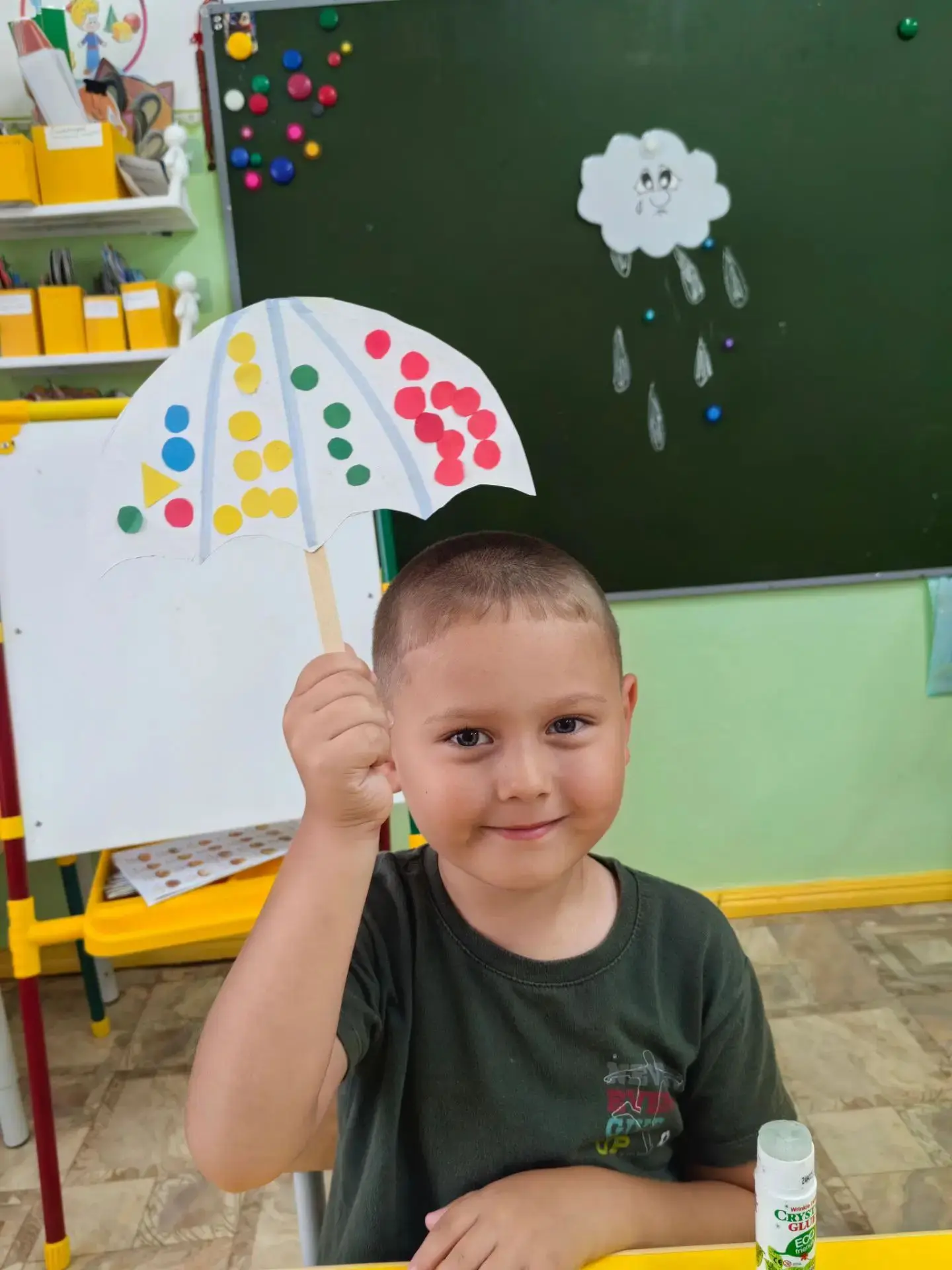 " Если дождик🌧️ моросит.           И асфальт дождём залит. Зонт с собой всегда берешь. ☔