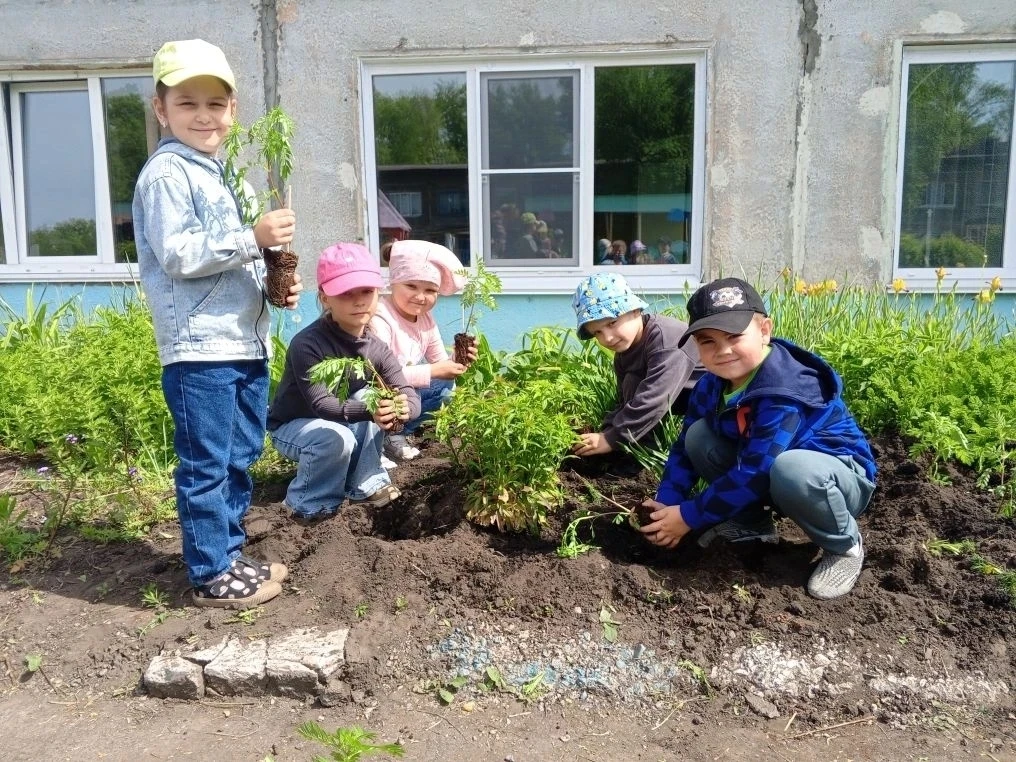 Сегодня в нашем саду кипела работа! 👶🌼🌺🌷🌸