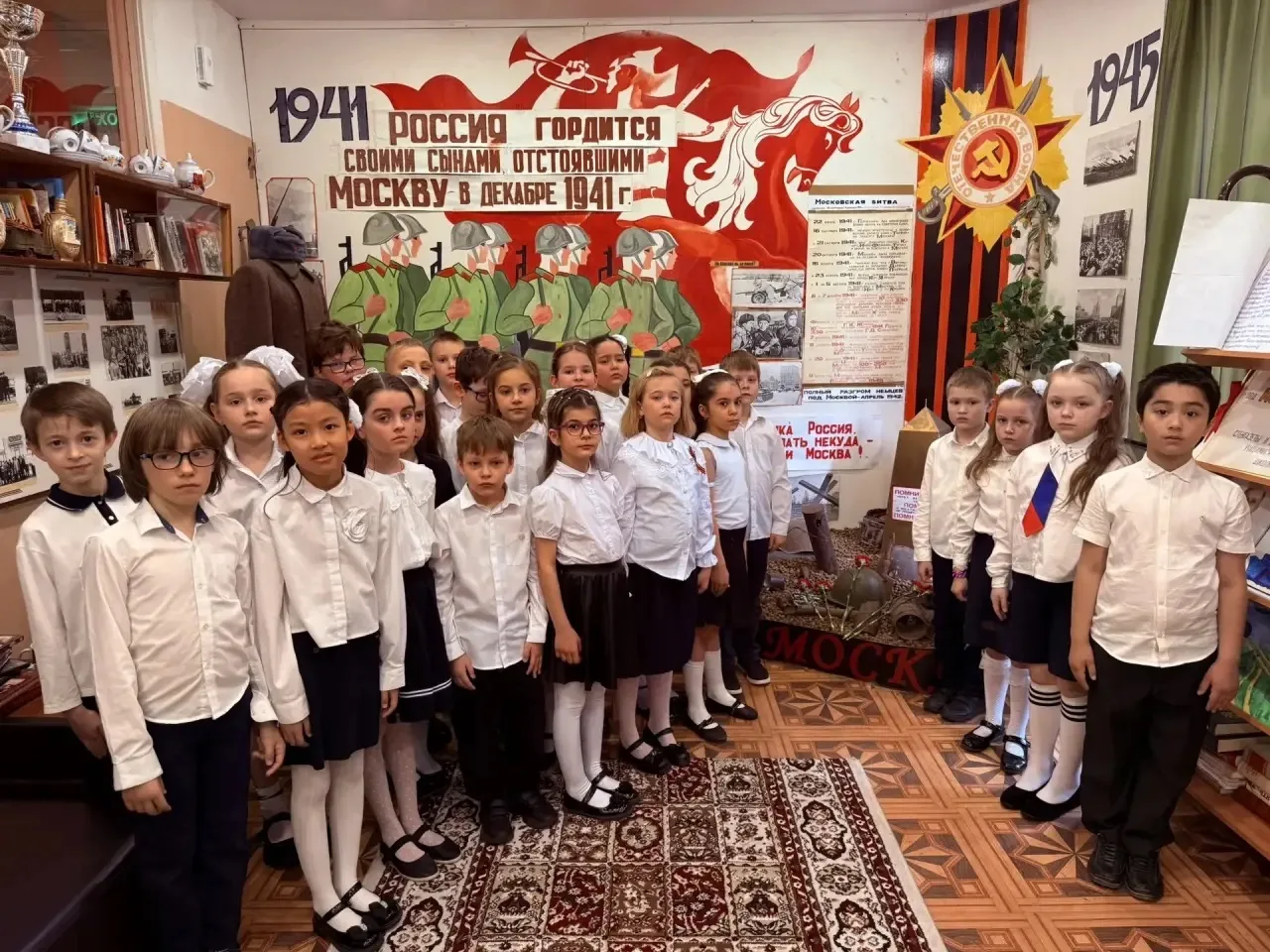 Красные гвоздики 🕯️  Патриотическая акция «Красные гвоздики» в рамках проекта «Мой героический район