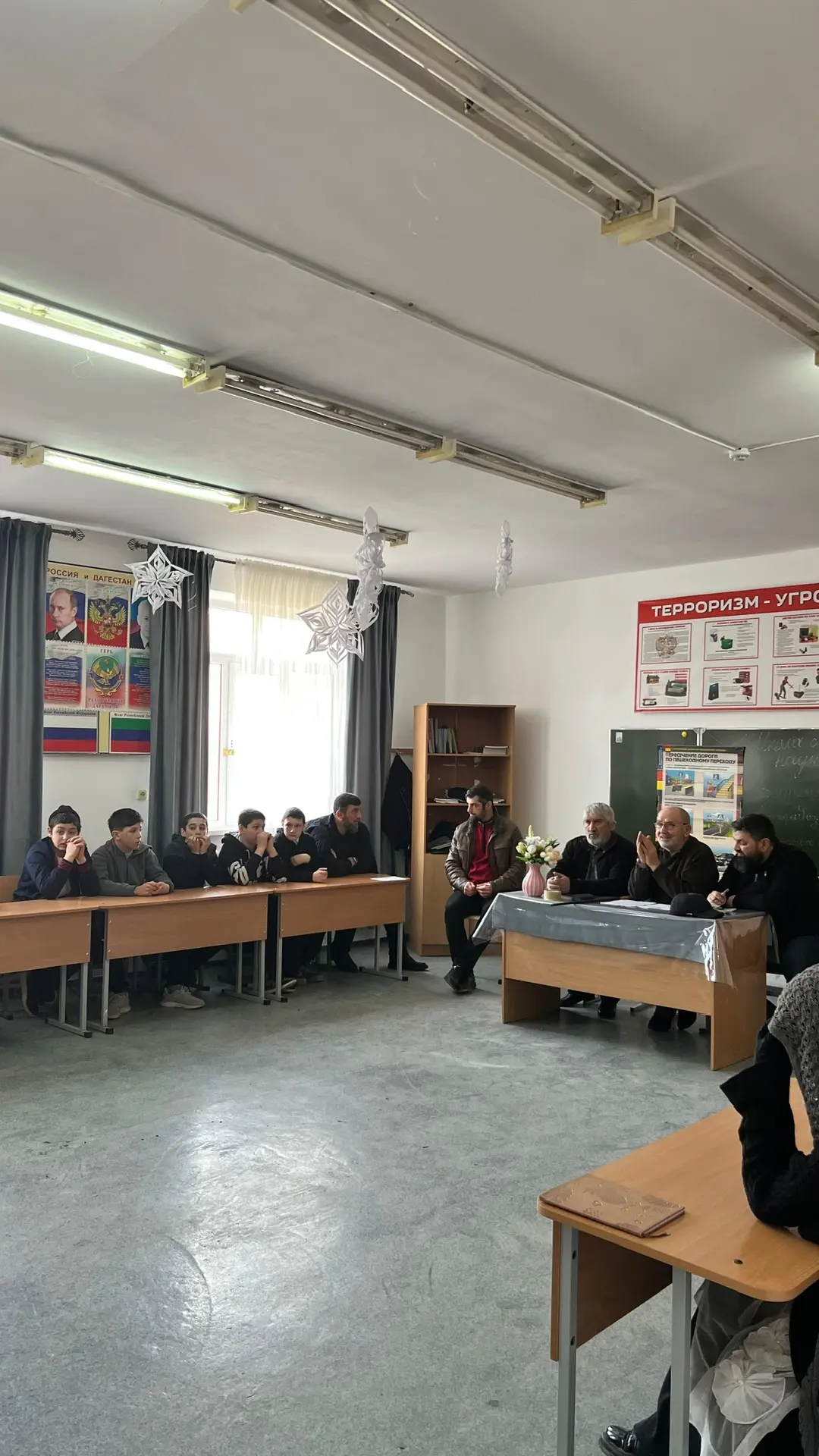 Сегодня  в МКОУ «Гимринская СОШ» среди учеников 8 классов проходила  викторина по ПДД  ...