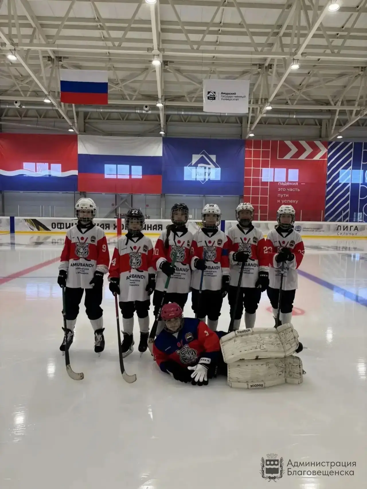 🏑Первая женская команда Благовещенска по хоккею с мячом завоевала золото региональных ...