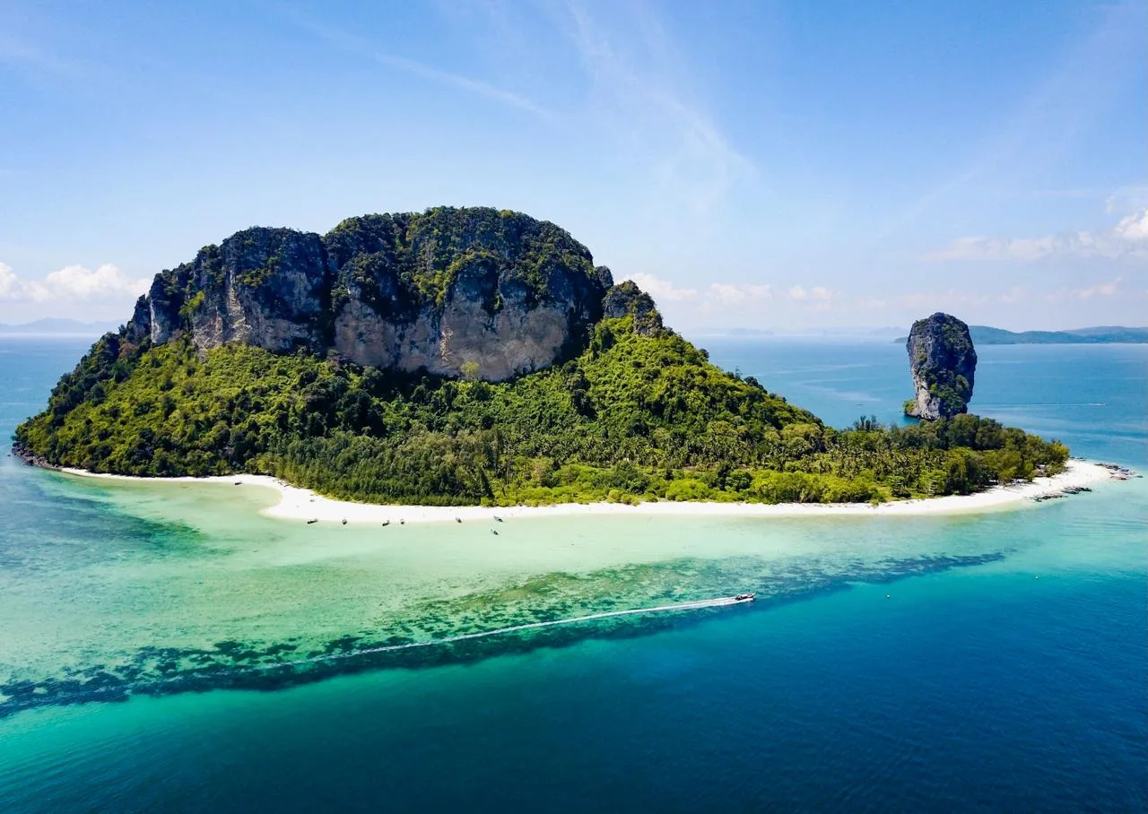 Остров Пода, Таиланд 🇹🇭  🔹 Пода - необитаемый остров в тайской провинции Краби, в 8 километрах от пл